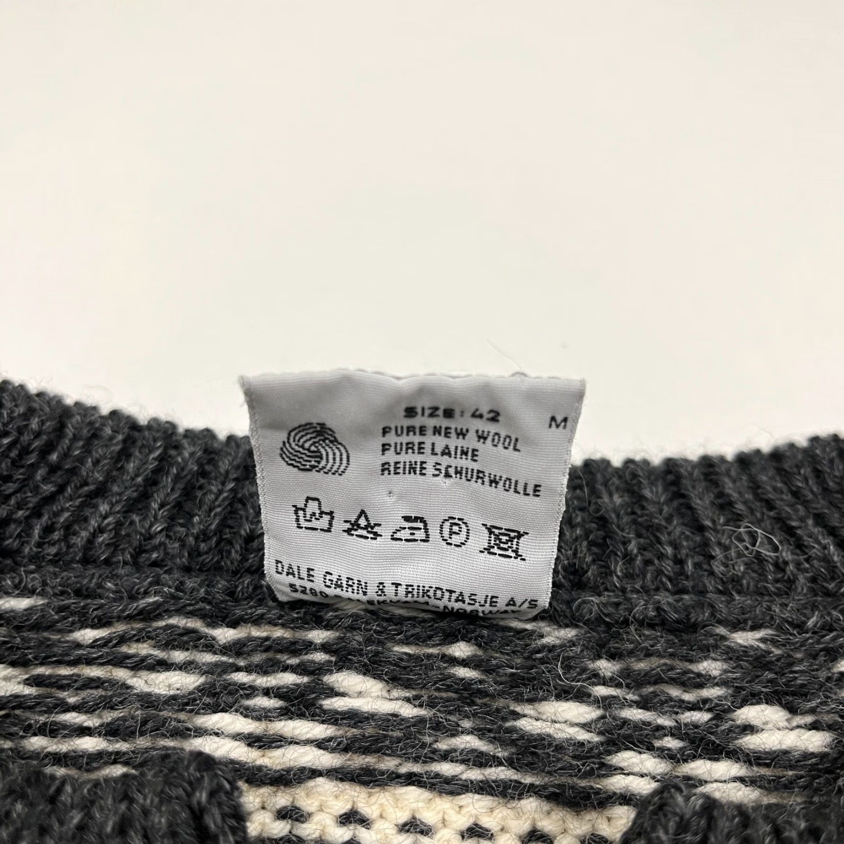 Dale Of Norway VINTAGE Dale of Norway Cardigan Womens Medium 42 Wool Fair Isle Metal Clasp Sweater Size M / US 6-8 / IT 42-44 - 3 Thumbnail