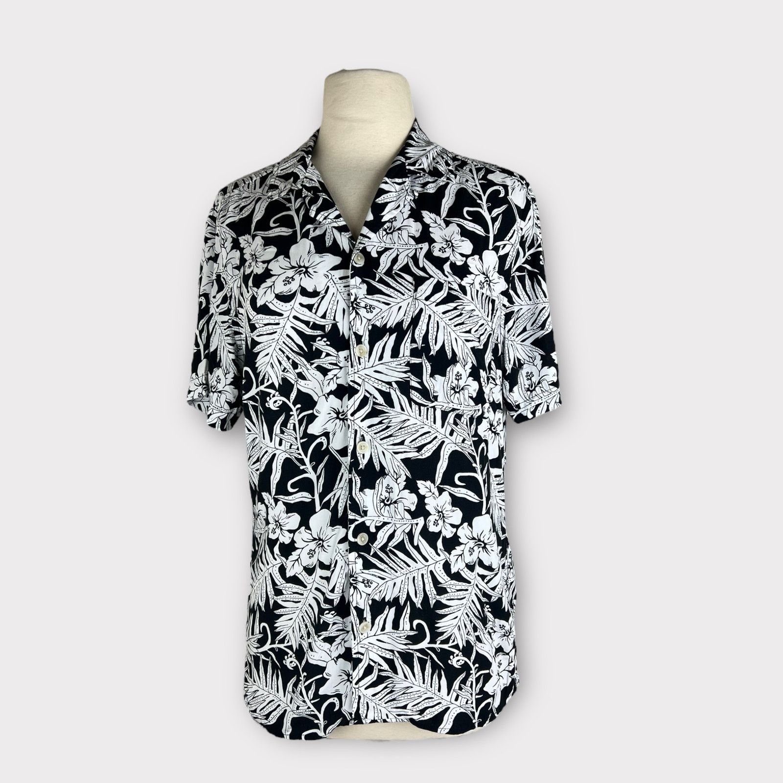 Target Basics Goodfellow & Co | Black White Hawaiian Floral Shirt Size US S / EU 44-46 / 1 - 2 Thumbnail