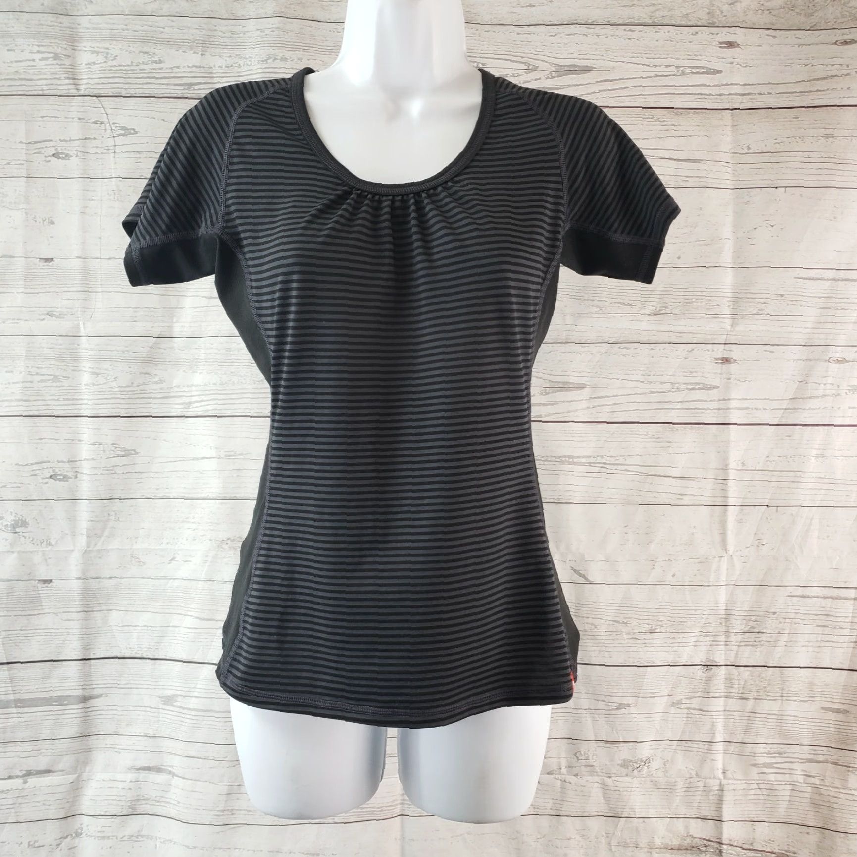 The North Face The North Face Womens Top XS Black Gray Stripes Short Sleeve Shirt Front Pullover Activewear T-Shirt Womens XS Black Striped Short Sleeve Top Size XS / US 0-2 / IT 36-38 - 2 Thumbnail