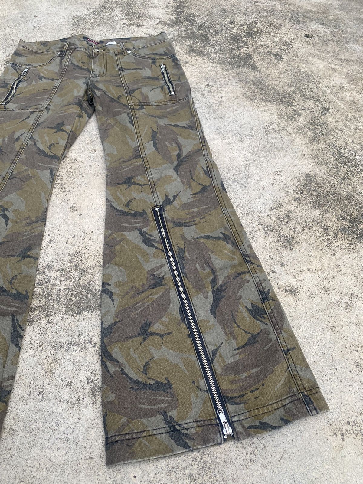Japanese Brand Flare Jeans Algonquins Camo Zipper Bootcut Size US 31 - 2 Thumbnail