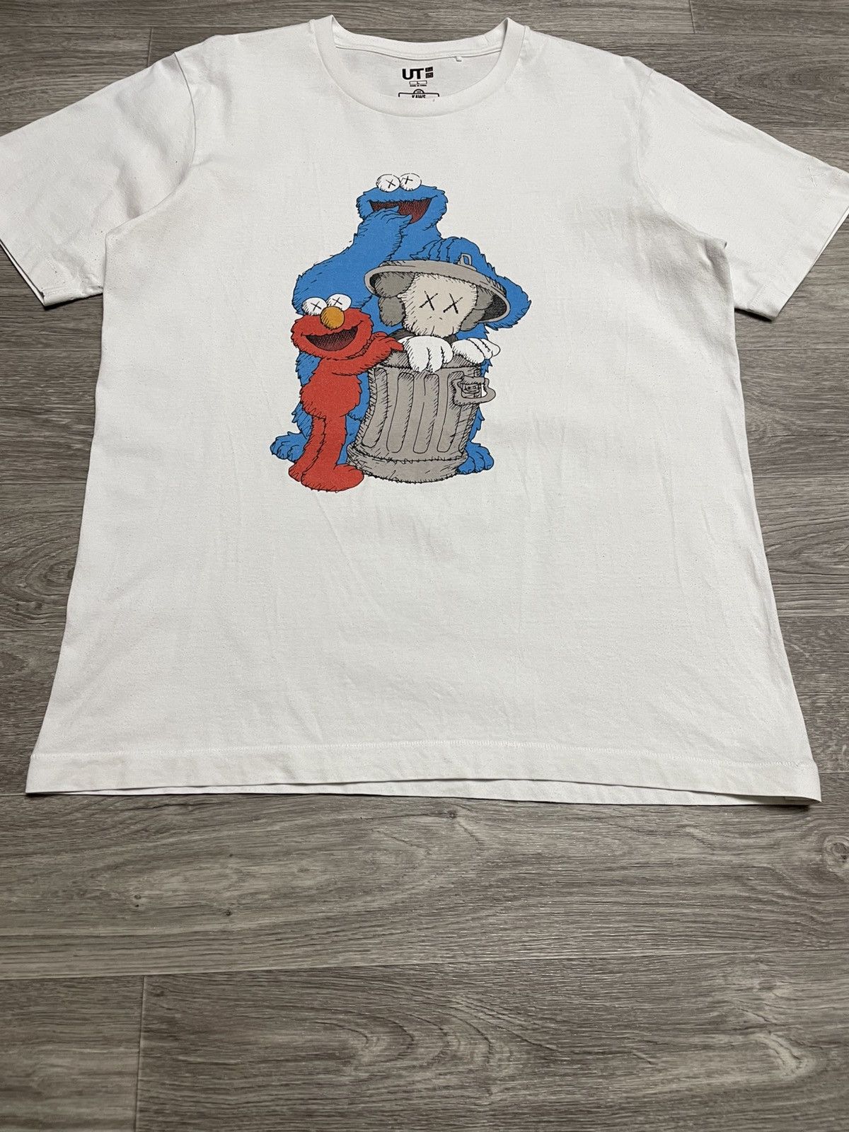 Kaws × Uniqlo KAWS X UNIQLO X SESAME STREET COMPANION TRASH CAN WHITE TEE Size US L / EU 52-54 / 3 - 3 Thumbnail