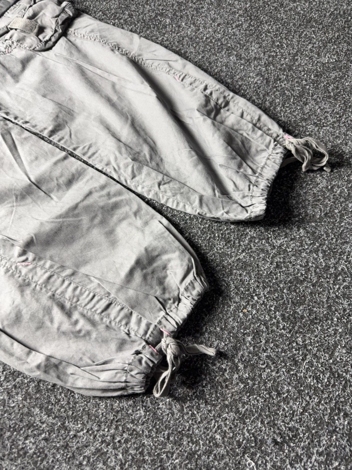 Japanese Brand Y2K 00s Avant Garde Multi-Pocket Parachute Cargo Pants Grey Size 30" / US 8 / IT 44 - 4 Thumbnail