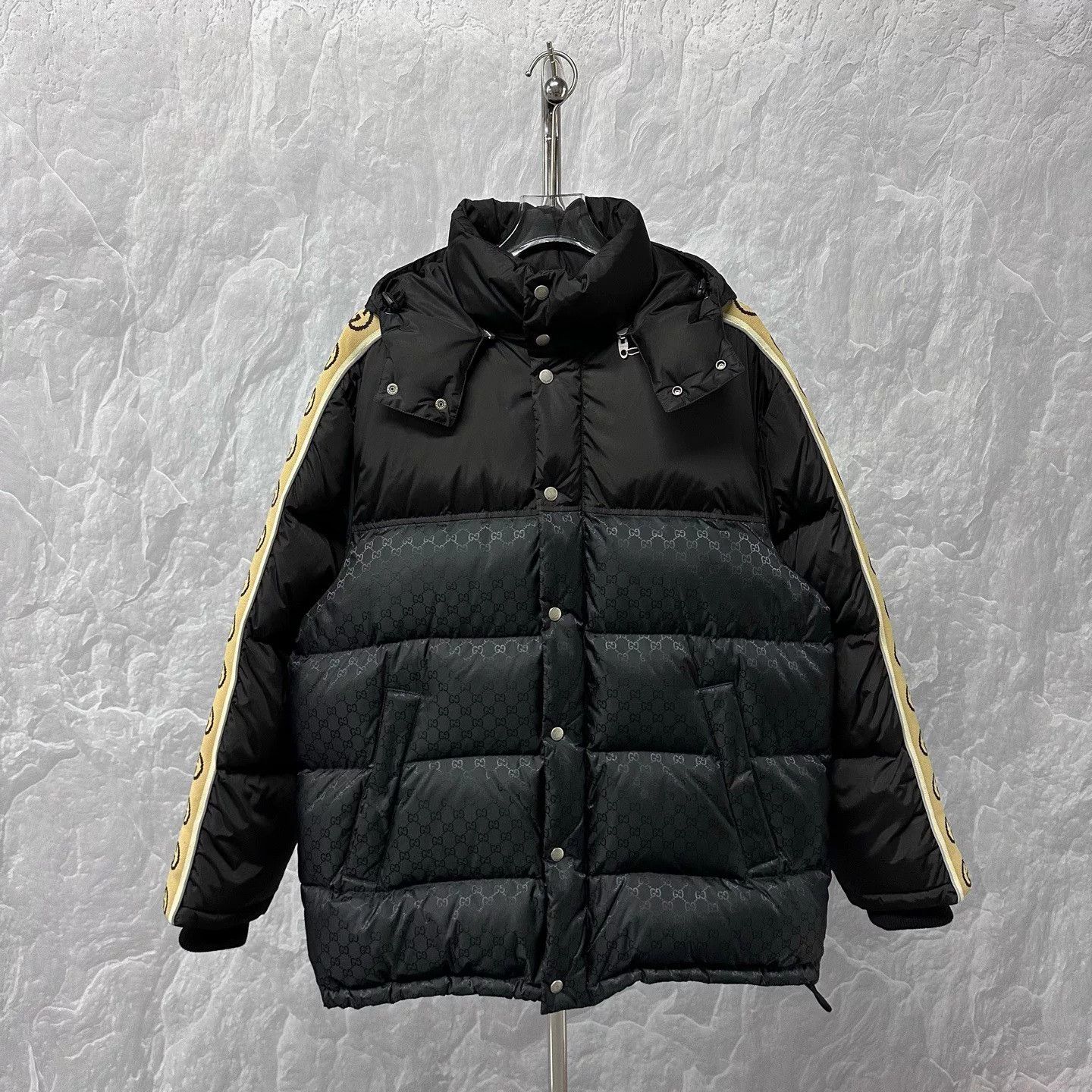 Gucci gucci reflective down jacket with detachable hood Size US L / EU 52-54 / 3 - 1 Thumbnail
