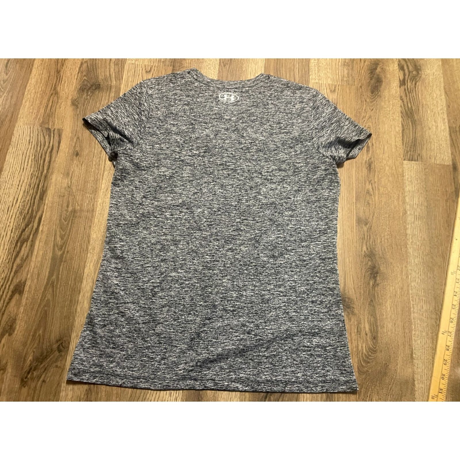 Under Armour Under armour Shirt Women's Medium Gray V-neck Short Sleeve Heatgear Shirt M Womens Gray V-Neck Short Sleeve Heatgear Size M / US 6-8 / IT 42-44 - 2 Thumbnail