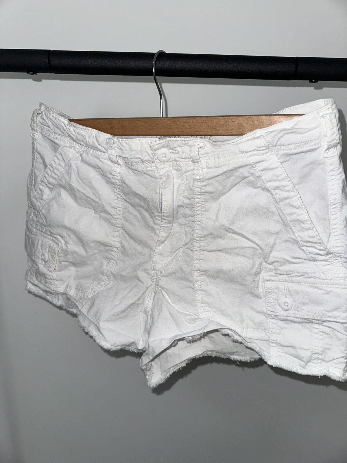 American Eagle Outfitters American Eagle Outfitters White Basic mini cargo shorts Size 30" / US 8 / IT 44 - 2 Thumbnail