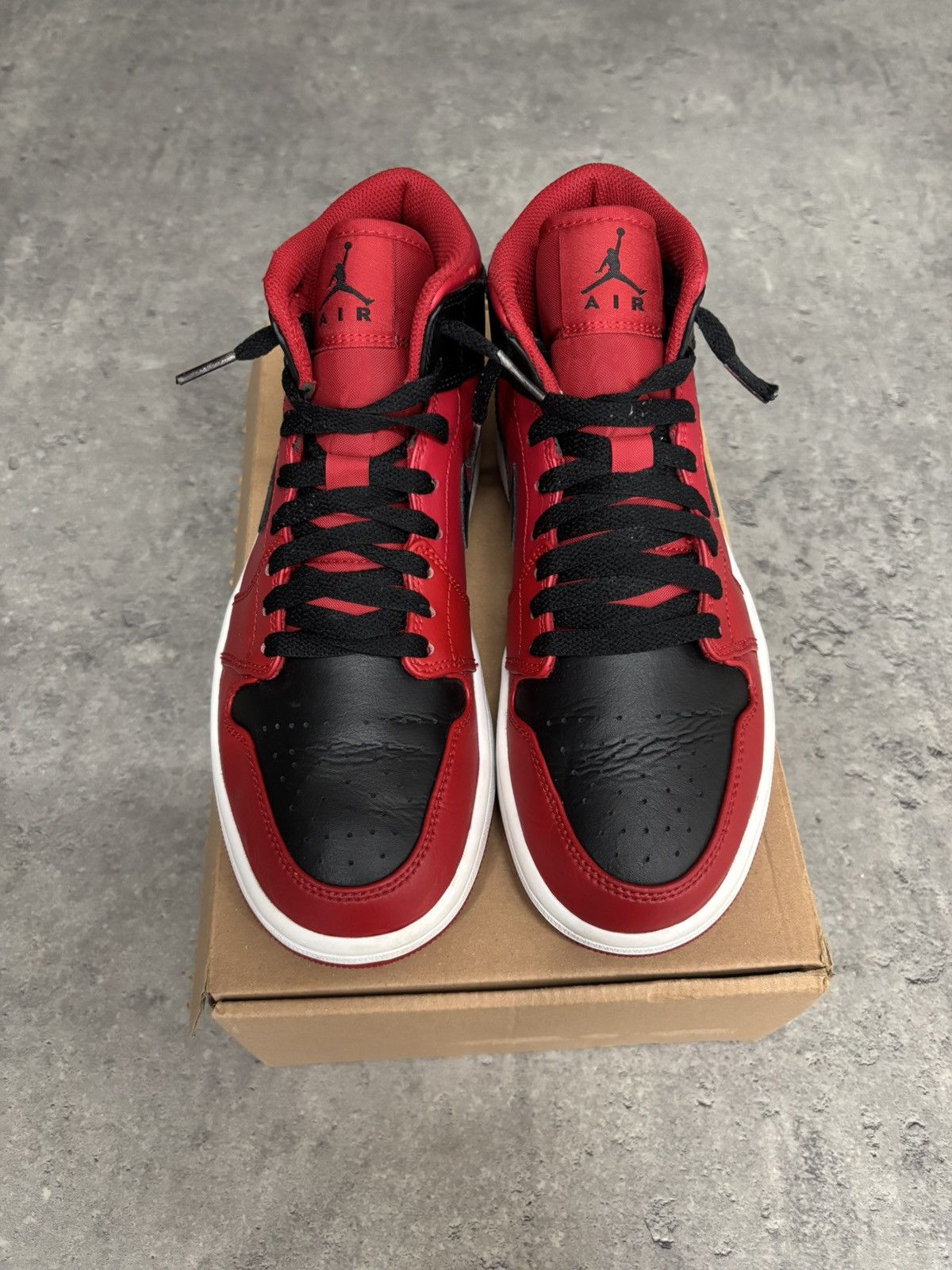 Jordan Brand Nike Air Jordan 1 Mid Reverse Bred Like New Streetwear Size US 7 / EU 40 - 4 Thumbnail
