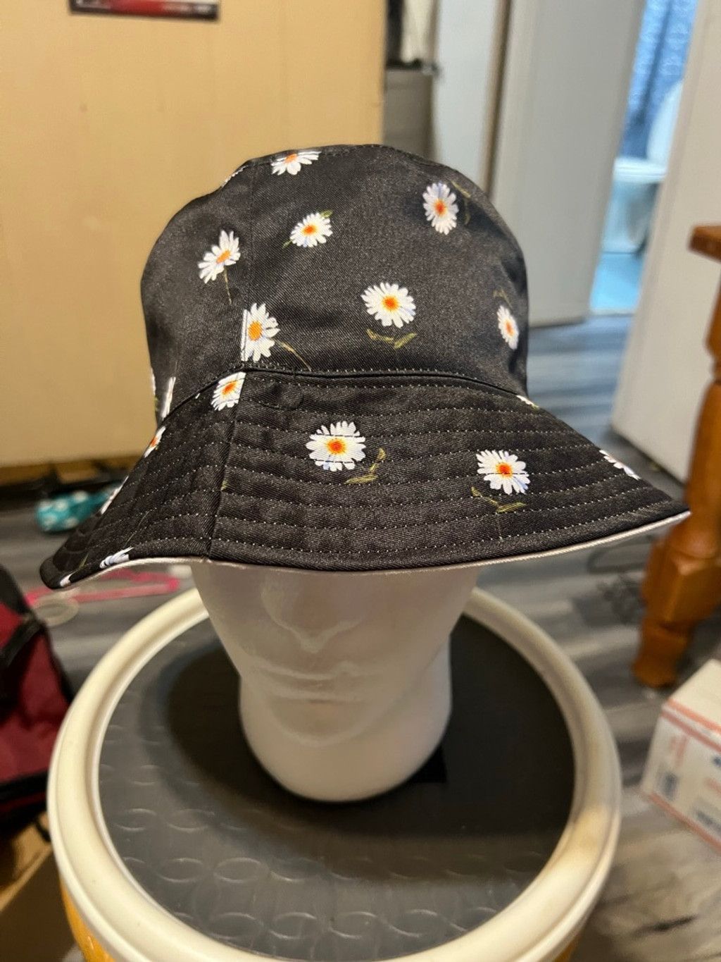 Alice + Olivia Women's Alice + Olivia Reversible Bucket Hat White Daisy Size ONE SIZE - 1 Thumbnail