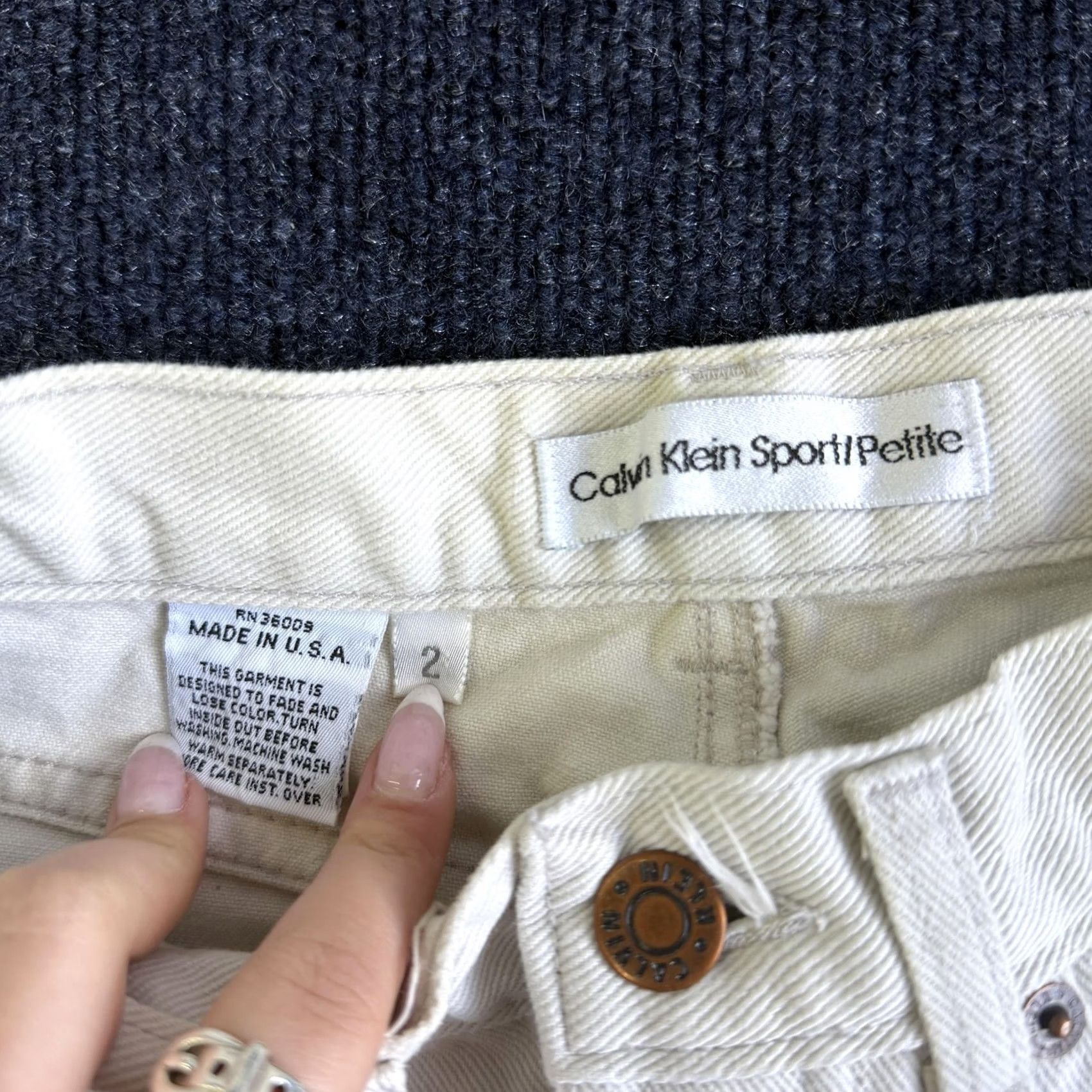 Vintage VINTAGE Calvin Klein Sport Womens 2 White High Rise Petite Mom Jeans Size 26" / US 2 / IT 38 - 7 Thumbnail