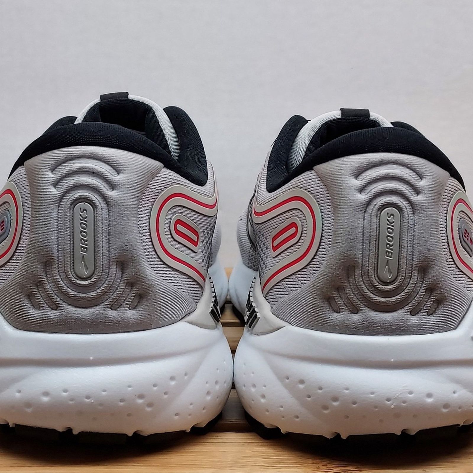 Brooks Brooks Womens | White | Ariel GTS 23 Athletic Shoes Size 9.5 Size US 9.5 / IT 39.5 - 7 Thumbnail