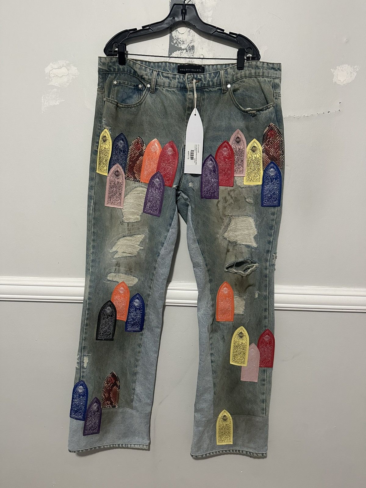 Who decides war patch arched repaired denim jeans