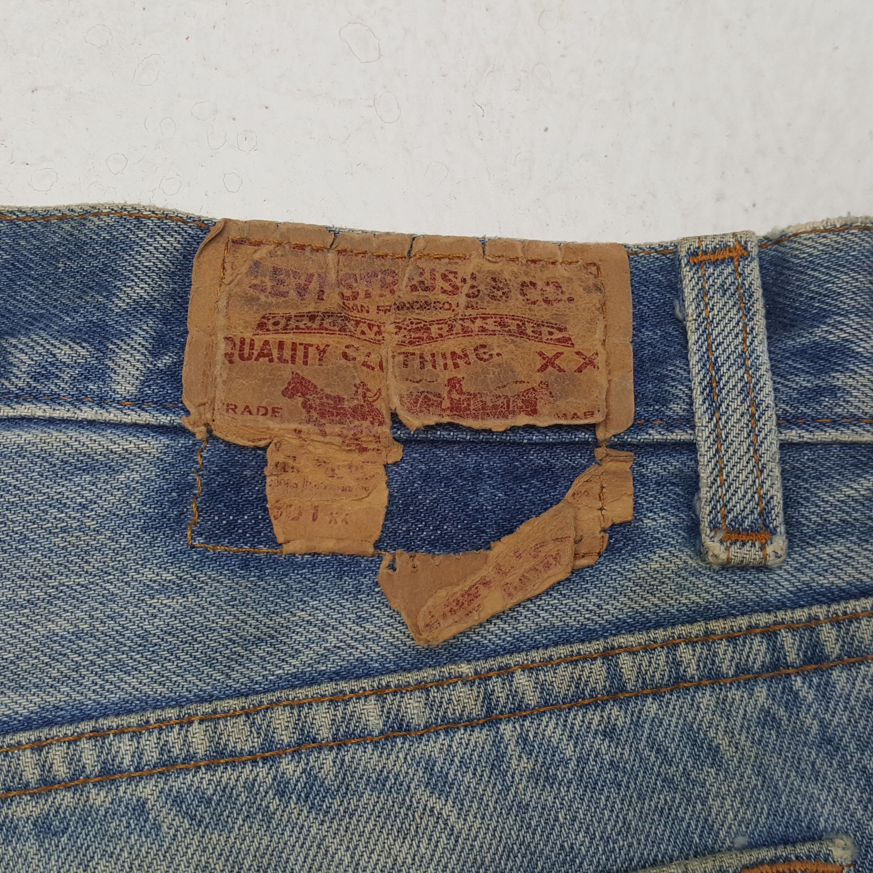 Levi's Vintage 90's Levis 501 Distressed Ripped Denim jeans RR9 Size US 33 - 14 Thumbnail