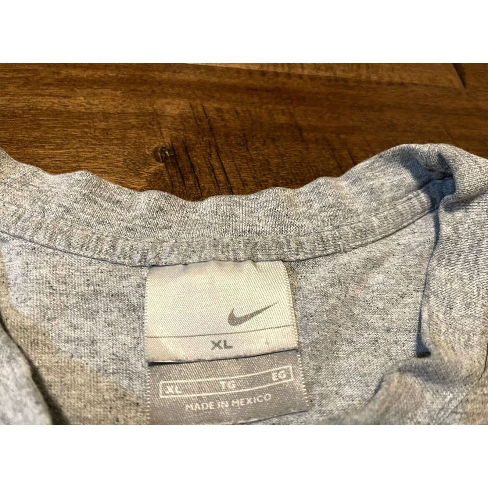 Nike VINTAGE Nike T-Shirt Men's XL Gray Silver Tag Label Chest Swoosh S/S XLarge Size US XL / EU 56 / 4 - 4 Thumbnail