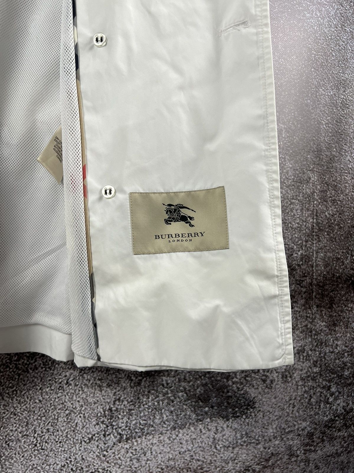 Burberry × Designer Burberry London women’s short Trench Coat double breasted Size XS / US 0-2 / IT 36-38 - 20 Thumbnail