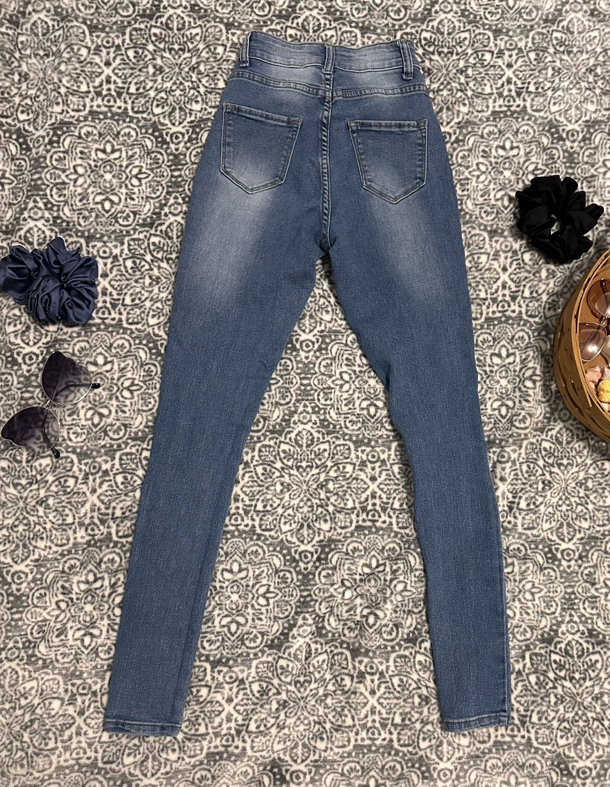 Fashion Nova Fashion Nova Jeans Medium Wash Size 1/2 Size 26" / US 2 / IT 38 - 5 Thumbnail