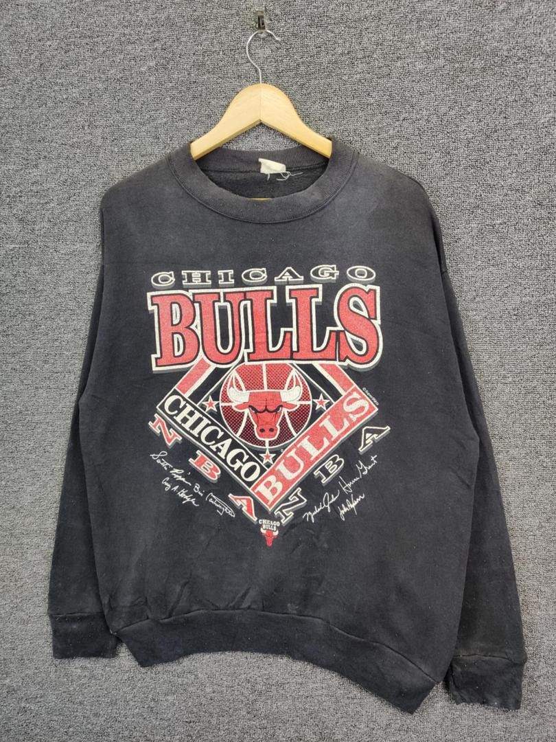 Vintage Vintage 90's Chicago Bulls Spell Out Logo Sweatshirt Size US L / EU 52-54 / 3 - 2 Thumbnail