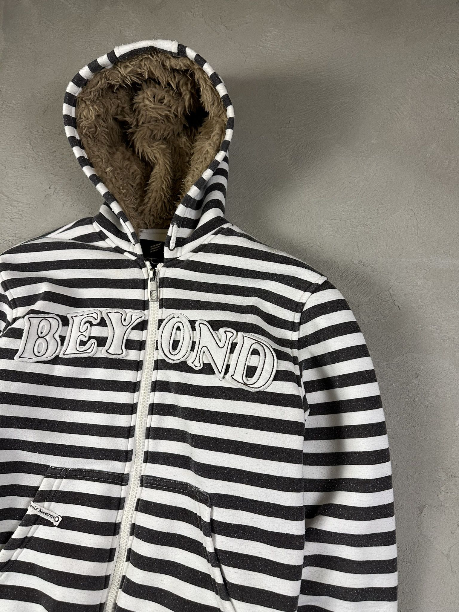 Japanese Brand Vintage Y2k Fur Hood Zip Stripped Hoodie Size US XL / EU 56 / 4 - 5 Thumbnail