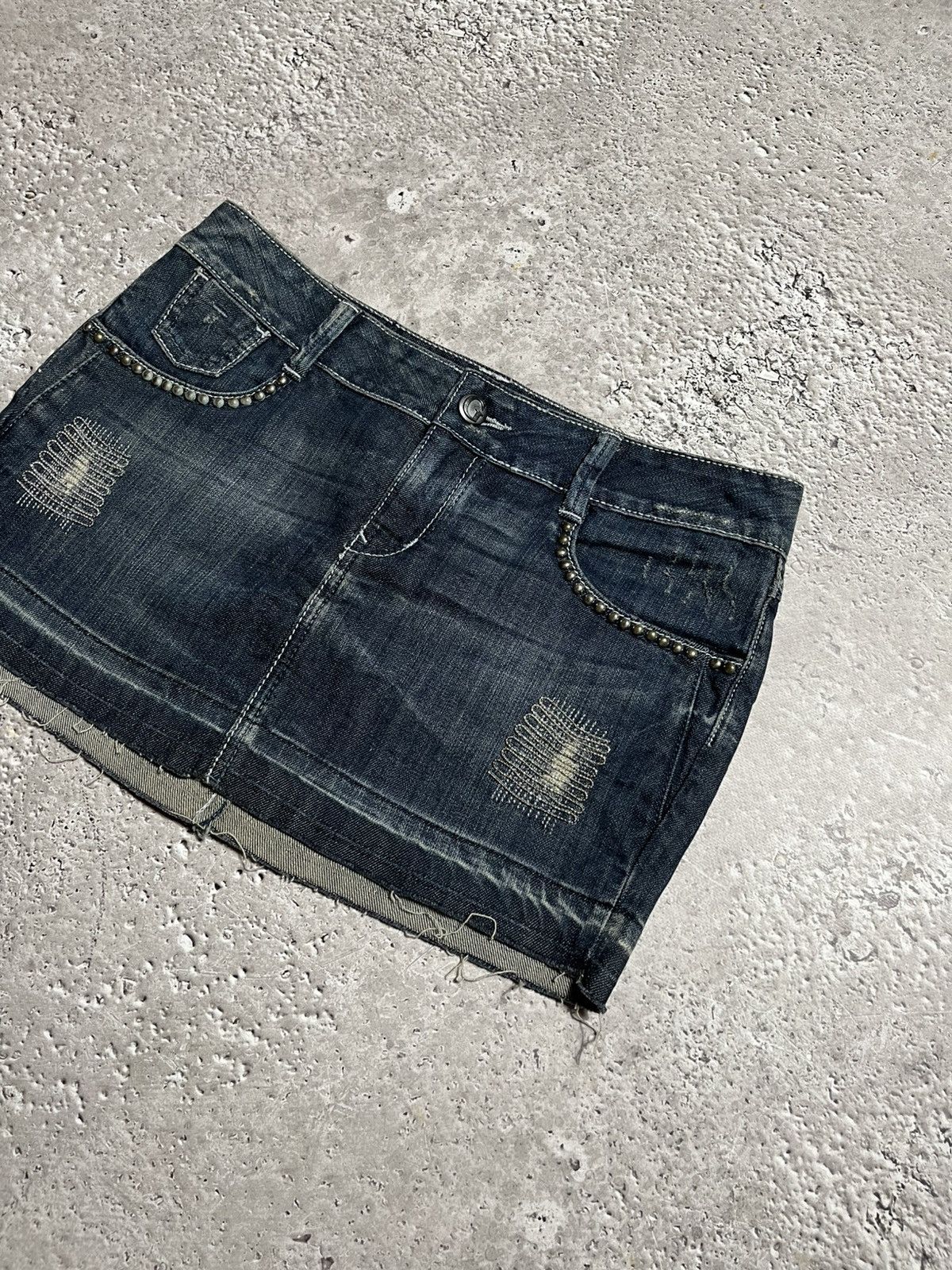 Guess × Vintage Y2K Guess Jeans Peace Patch Mini Denim Skirt Size M Size 30" / US 8 / IT 44 - 9 Thumbnail