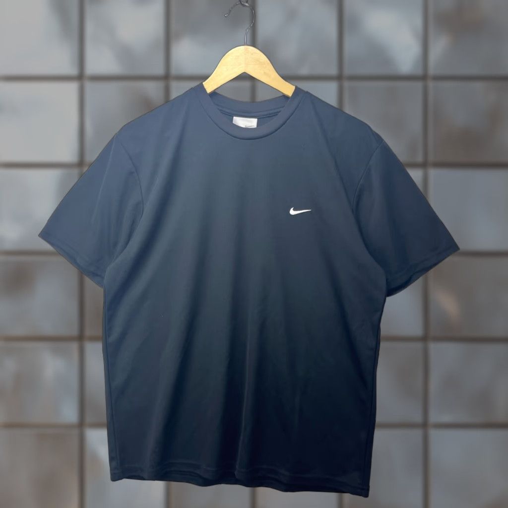 Nike VINTAGE Nike Mini Swoosh Essential T-Shirt Jersey Style Large Men T-Shirt Black Canada Size US L / EU 52-54 / 3 - 1 Thumbnail