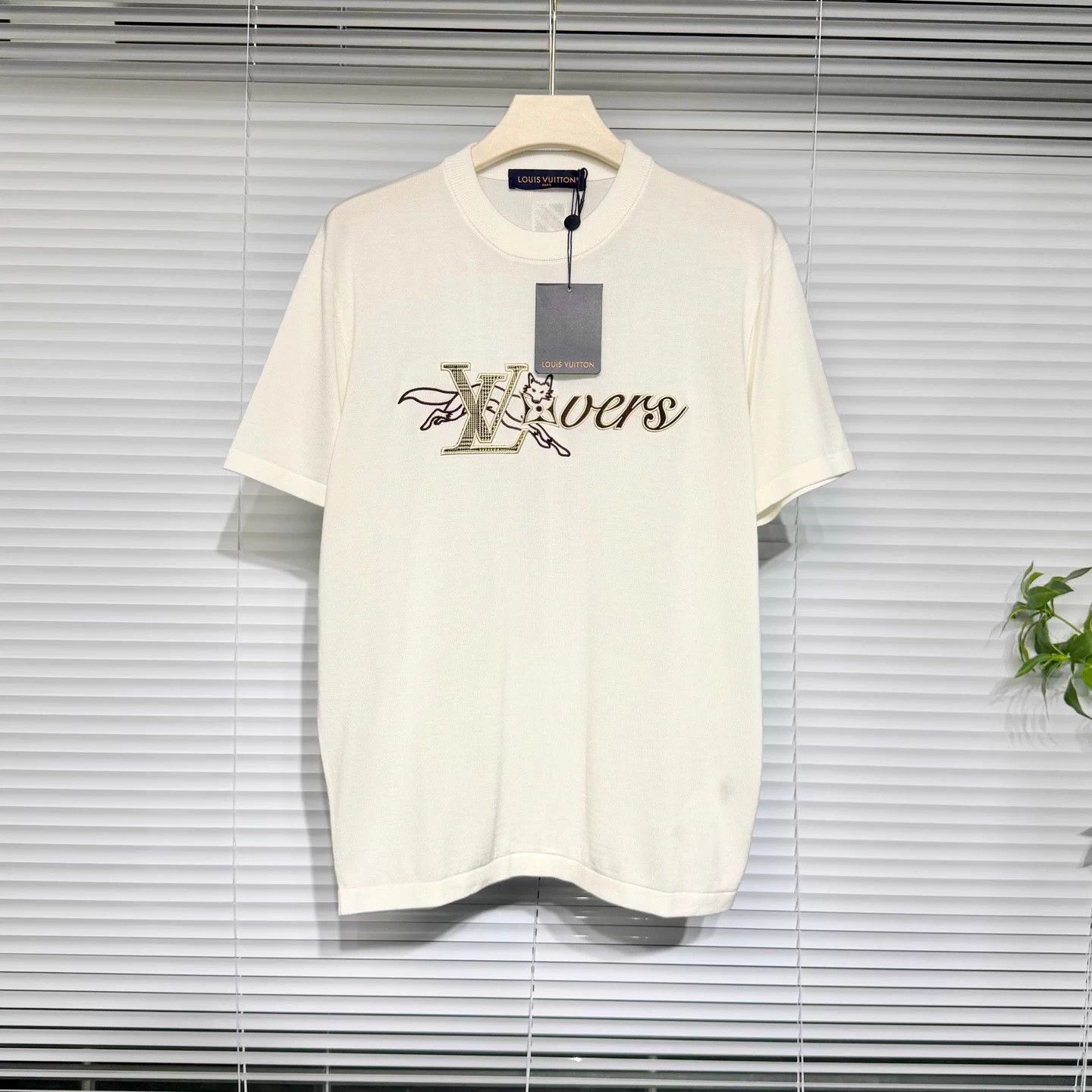 Louis Vuitton LV SS26 white fox embroidered logo short-sleeve L Size US L / EU 52-54 / 3 - 1 Thumbnail