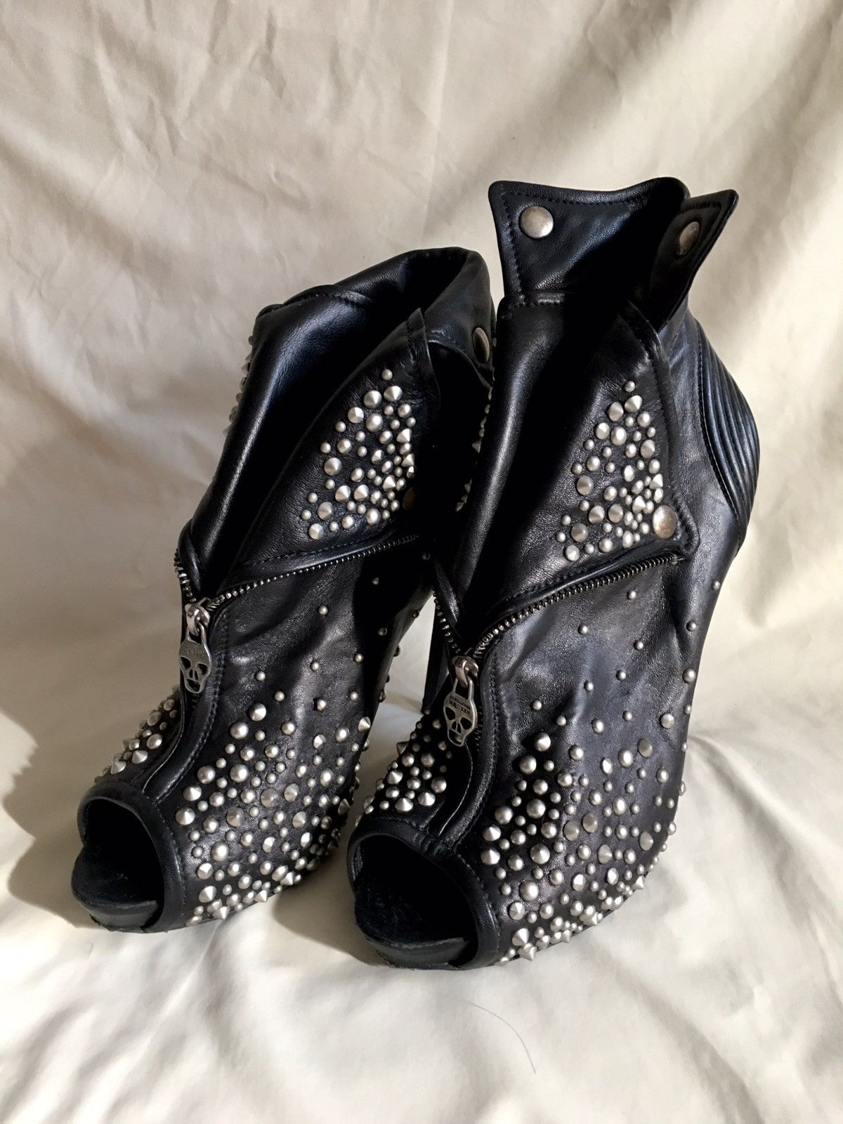 Alexander McQueen Alexander McQueen Leather Studded Faithful Skull Ankle Boots Size US 11 / IT 41 - 3 Thumbnail