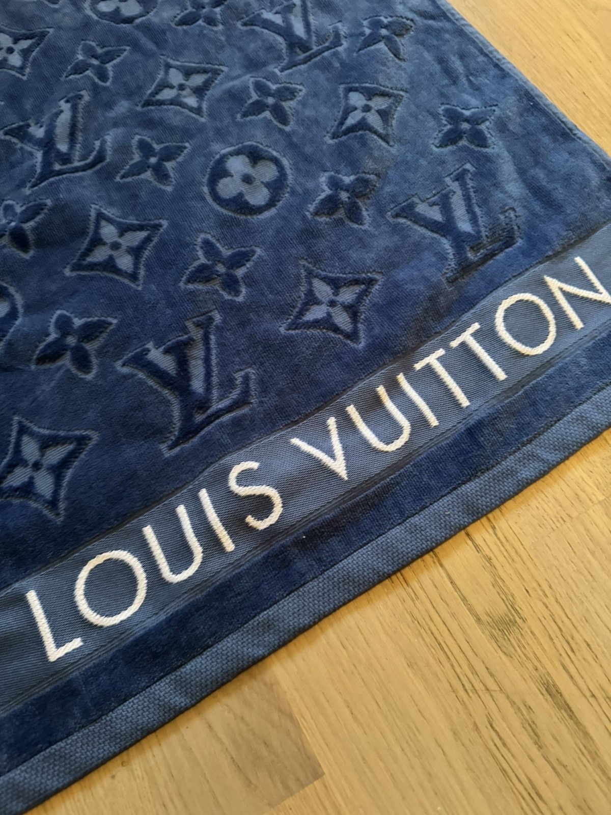 Louis Vuitton LOUIS VUITTON beach towel sizes in photos by tape measure Size ONE SIZE - 1 Thumbnail