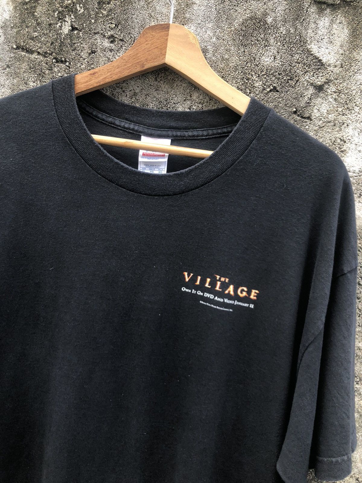 Vintage Vintage 2004 "The Village" Horror Promo Tshirt Size US XL / EU 56 / 4 - 1 Thumbnail