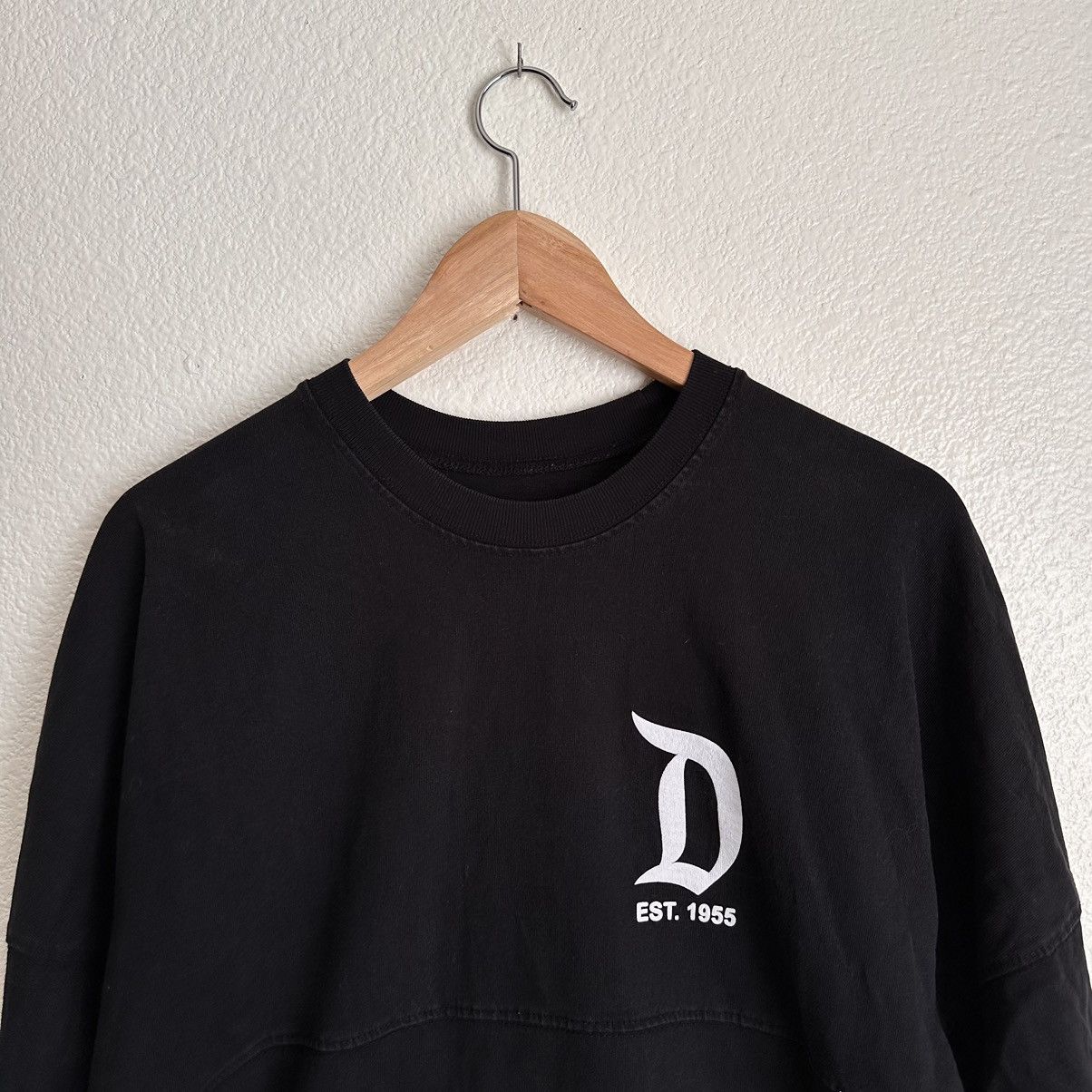 Disney Disney World Disneyland Resort Spirit Jersey size Medium M Size US M / EU 48-50 / 2 - 2 Thumbnail