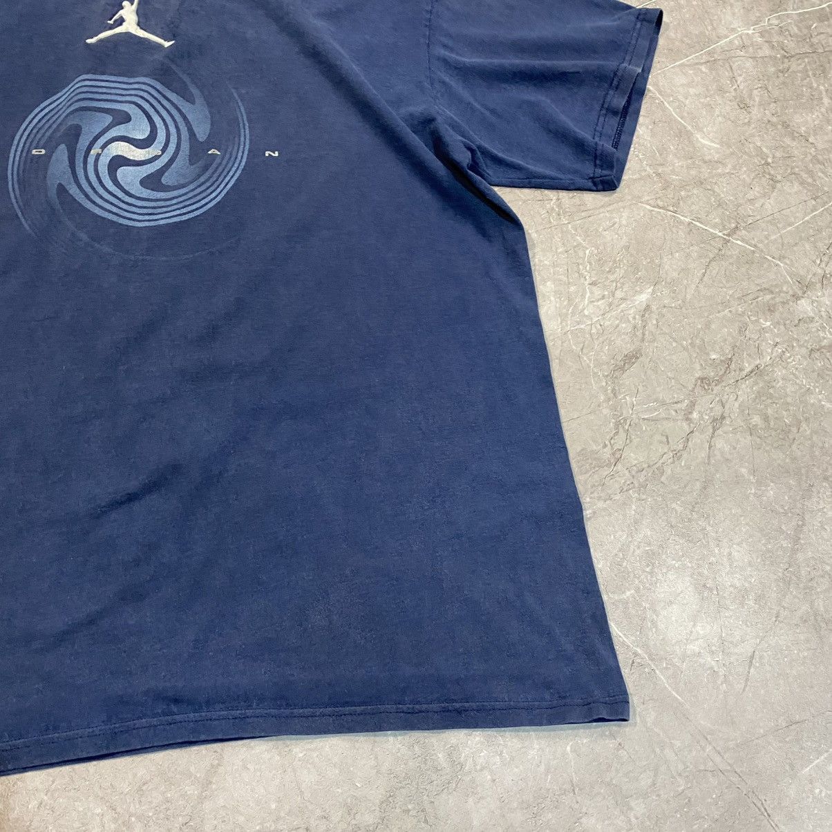 Jordan Brand VINTAGE NIKE JORDAN CENTER LOGO TEE FADED 90S Size US XL / EU 56 / 4 - 10 Thumbnail