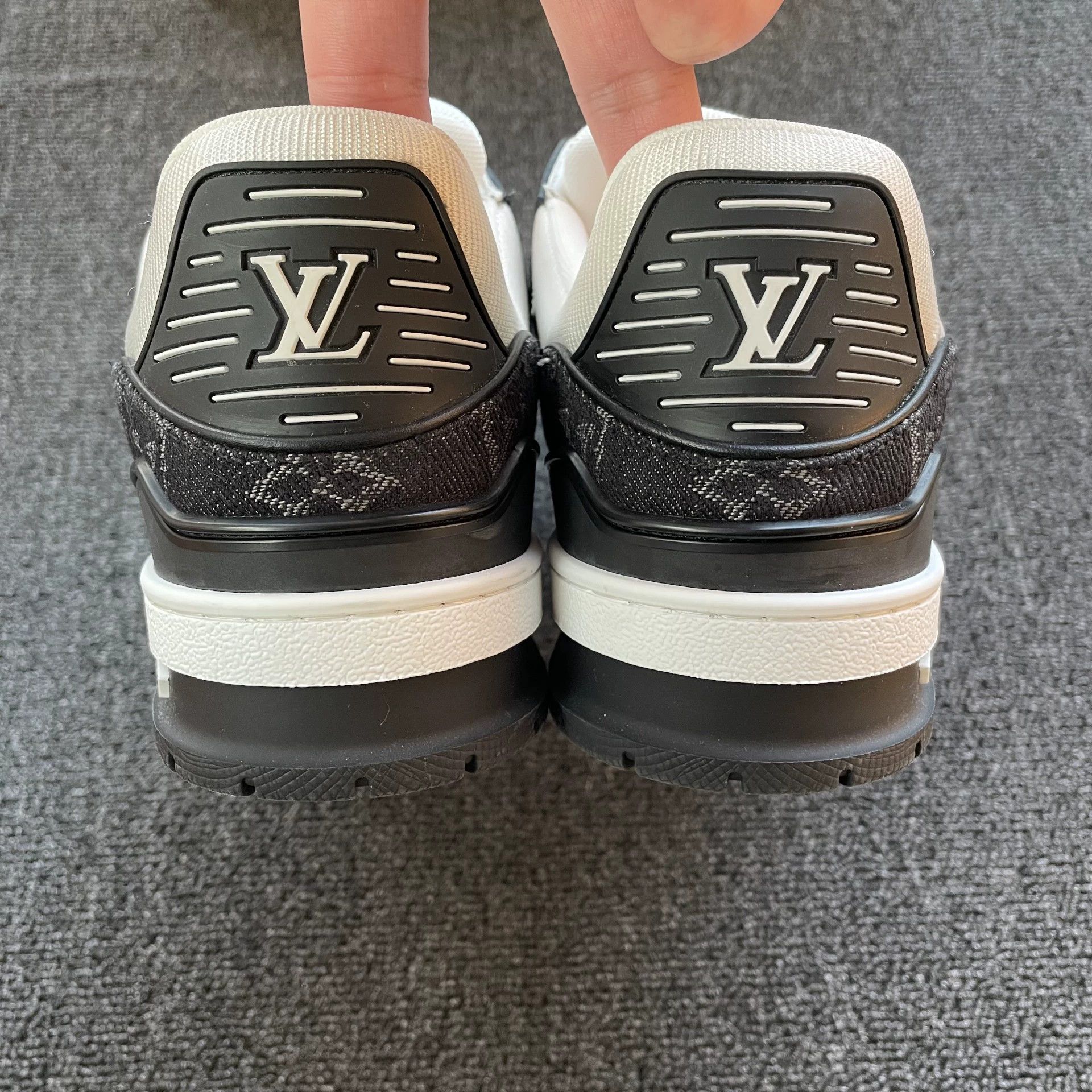Louis Vuitton LV Trainer Panda Unisex Blk/Wht 38.5 99 New Size US 7.5 / IT 37.5 - 4 Thumbnail