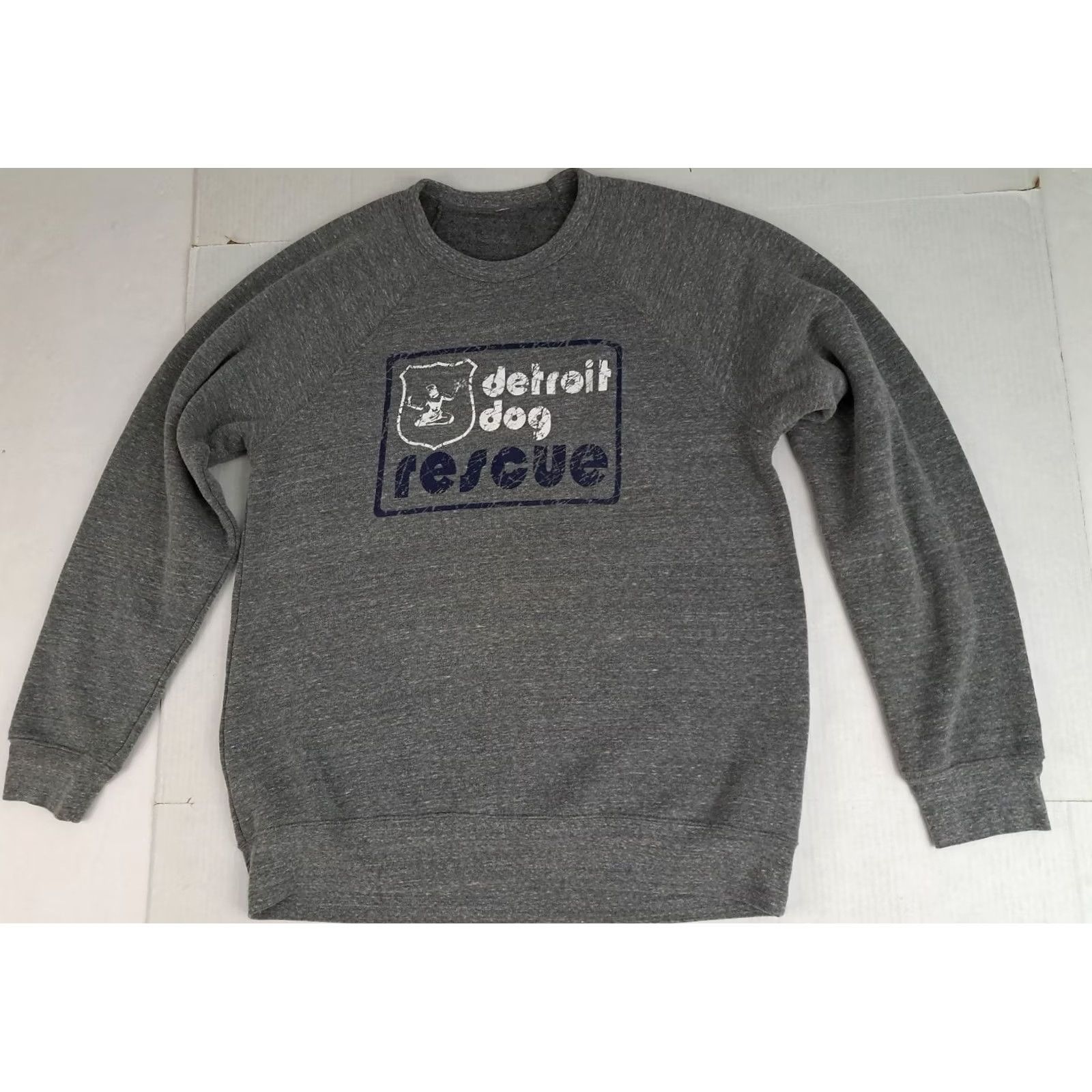 Vintage VINTAGE Detroit Dog Rescue DDR Large Grey Printed Sweatshirt Shirt Unisex Adults L Gray Dog Pullover Crew Neck Long Sleeve 26in long 23in pit to pit Size US L / EU 52-54 / 3 - 2 Thumbnail