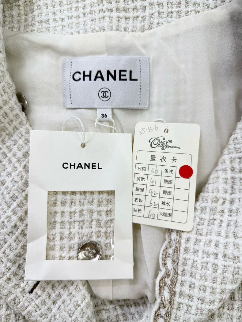 Chanel Chanel 25C white tweed four-pocket double-breasted jacket Size XS / US 0-2 / IT 36-38 - 4 Thumbnail