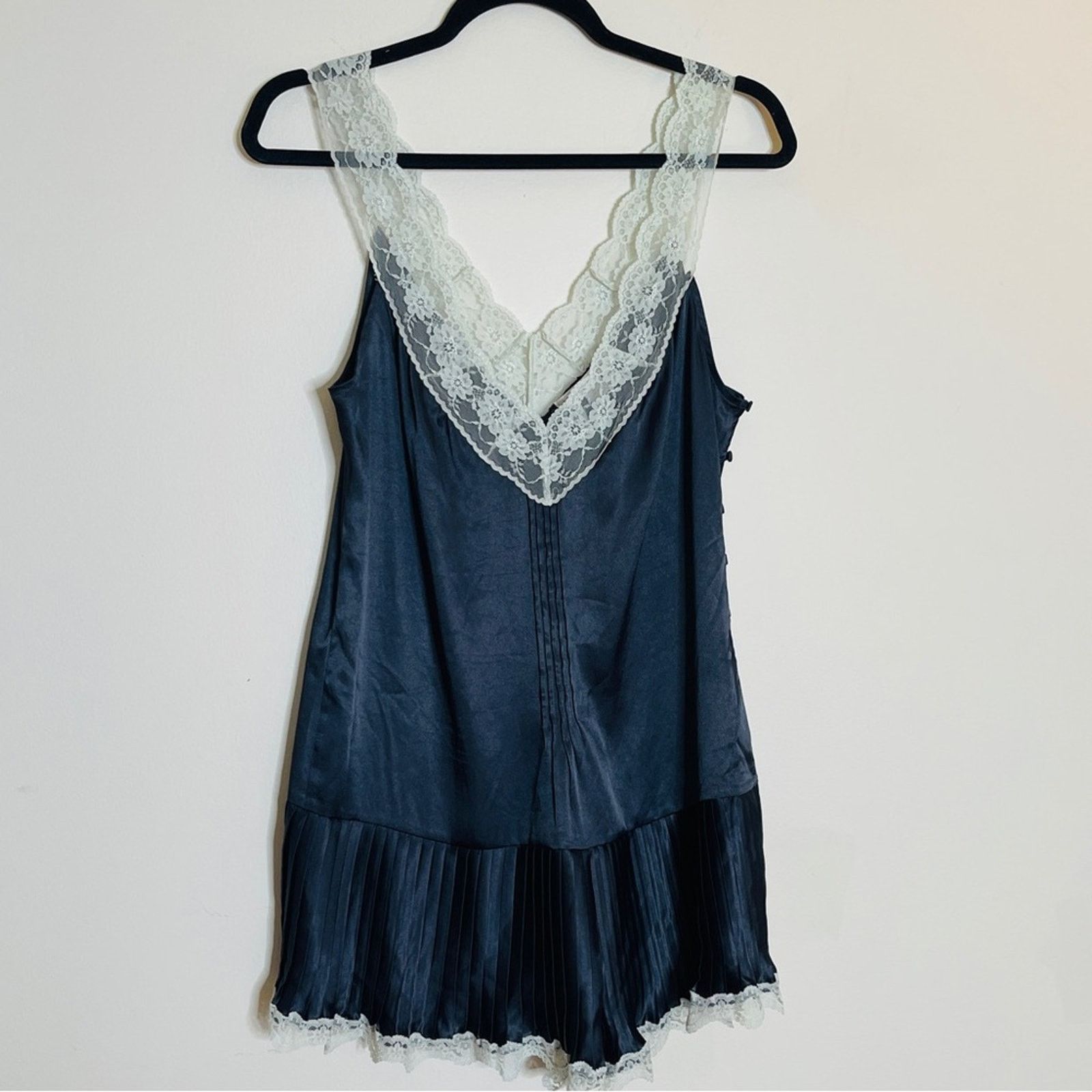 Victoria's Secret Victoria Secret Satin Pleated Baby Doll Romper Size L / US 10 / IT 46 - 7 Thumbnail