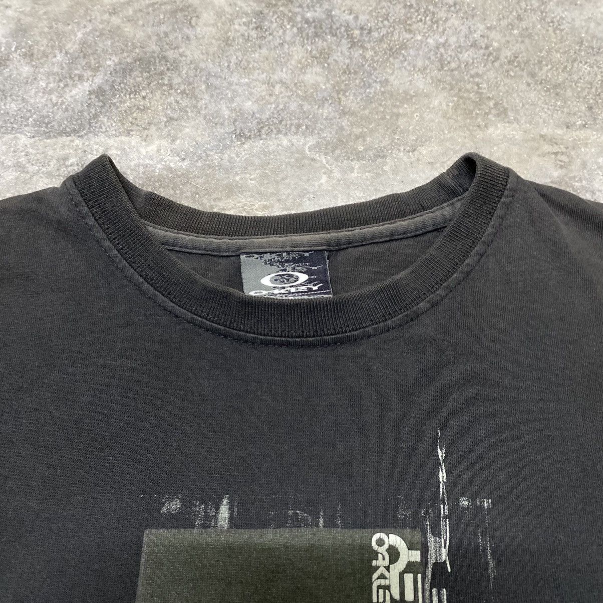 Oakley Vintage Oakley 1975 Center Print Streetwear T Shirt Size US XL / EU 56 / 4 - 2 Thumbnail