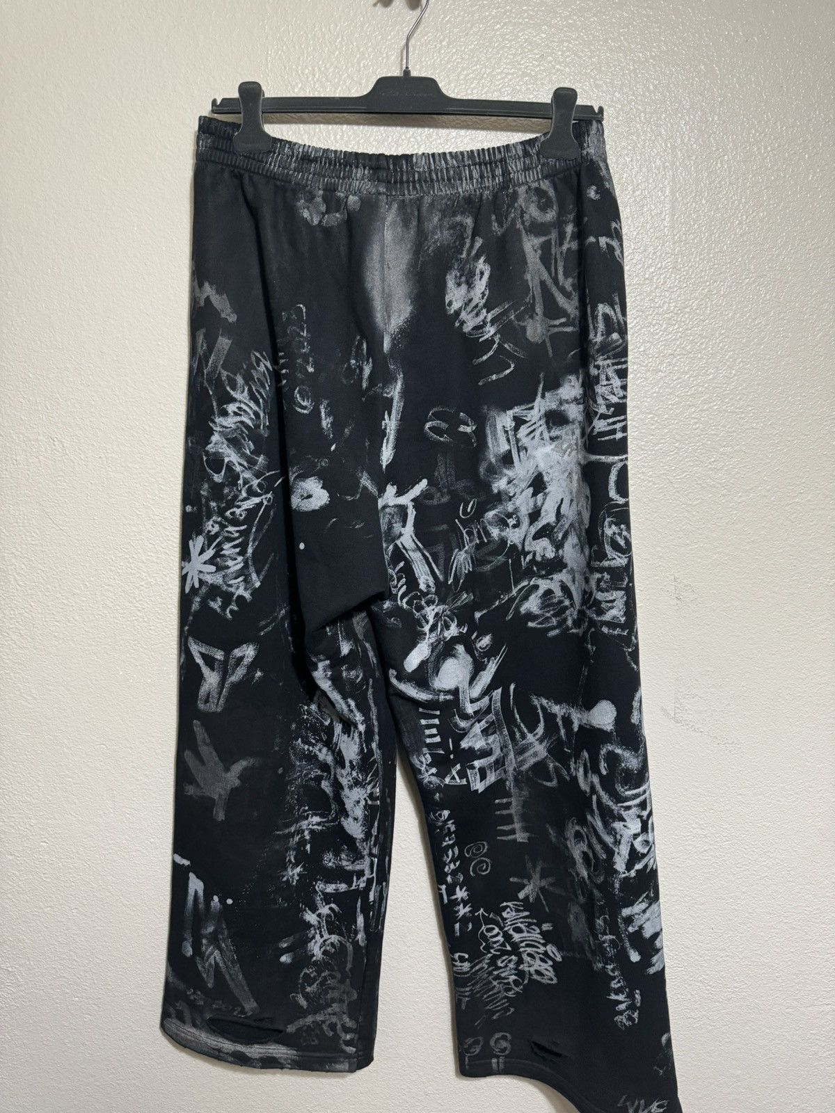 Balenciaga Balenciaga Black Graffiti Skater Sweatpants Size US 31 - 2 Thumbnail