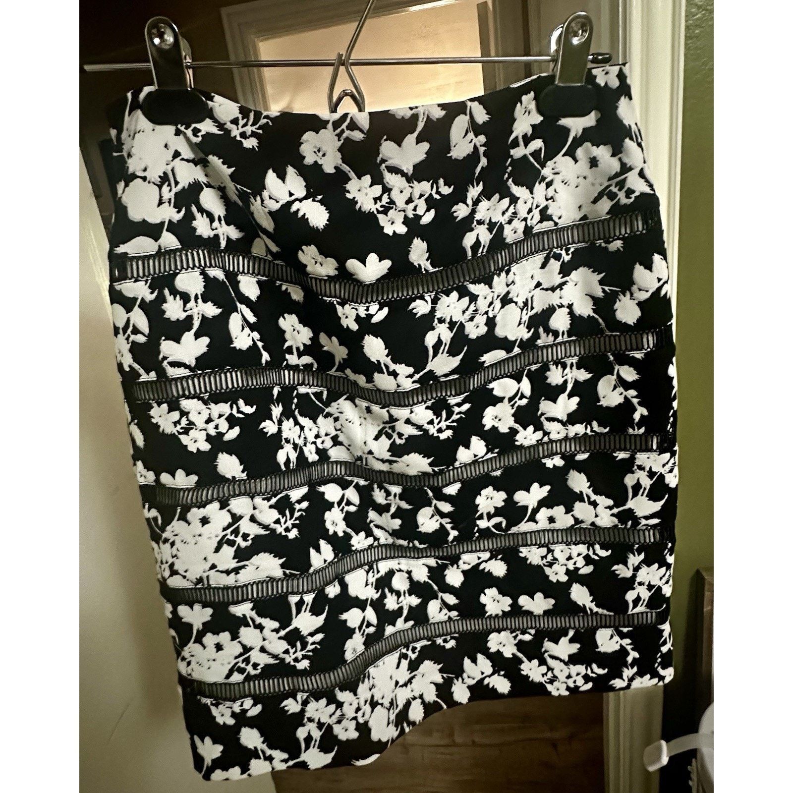 White House Black Market White House Black Market Floral Lined Lattice Pencil Skirt C Size XS / US 0-2 / IT 36-38 - 2 Thumbnail