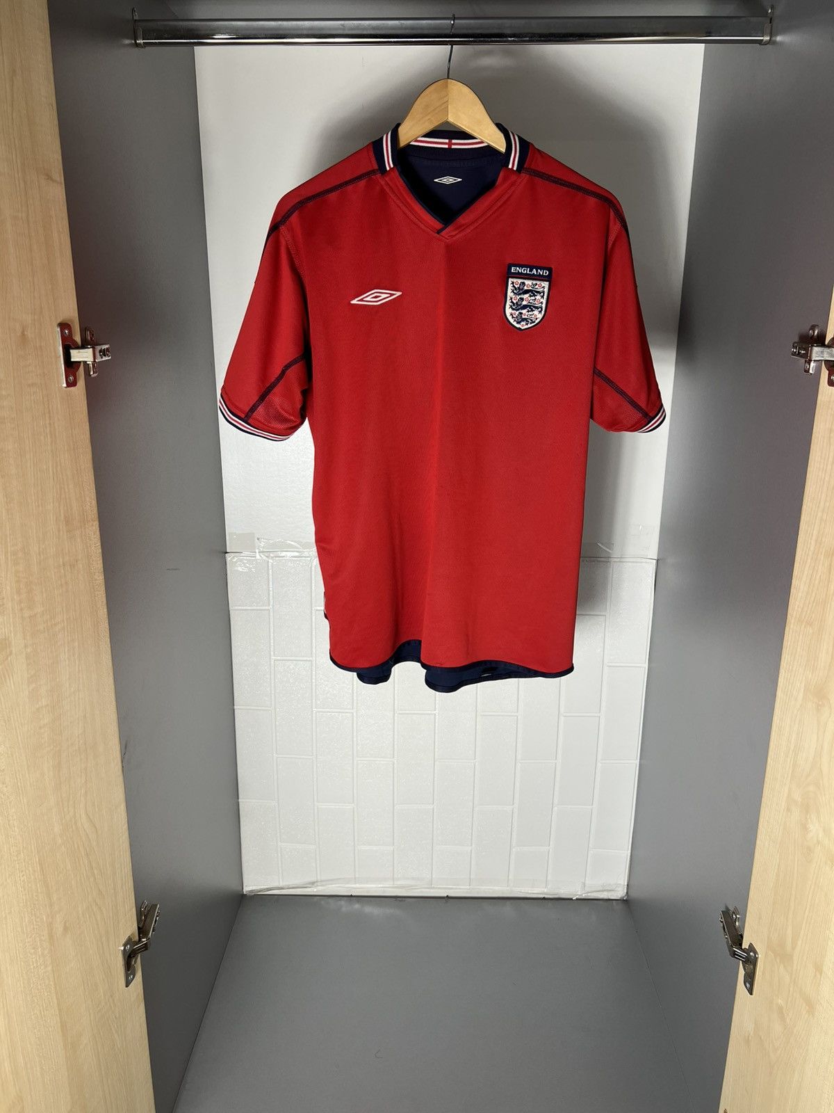 Umbro VINTAGE UMBRO ENGLAND RETRO SOCCER JERSEY MANCHESTER Y2K 90s Size US L / EU 52-54 / 3 - 7 Thumbnail