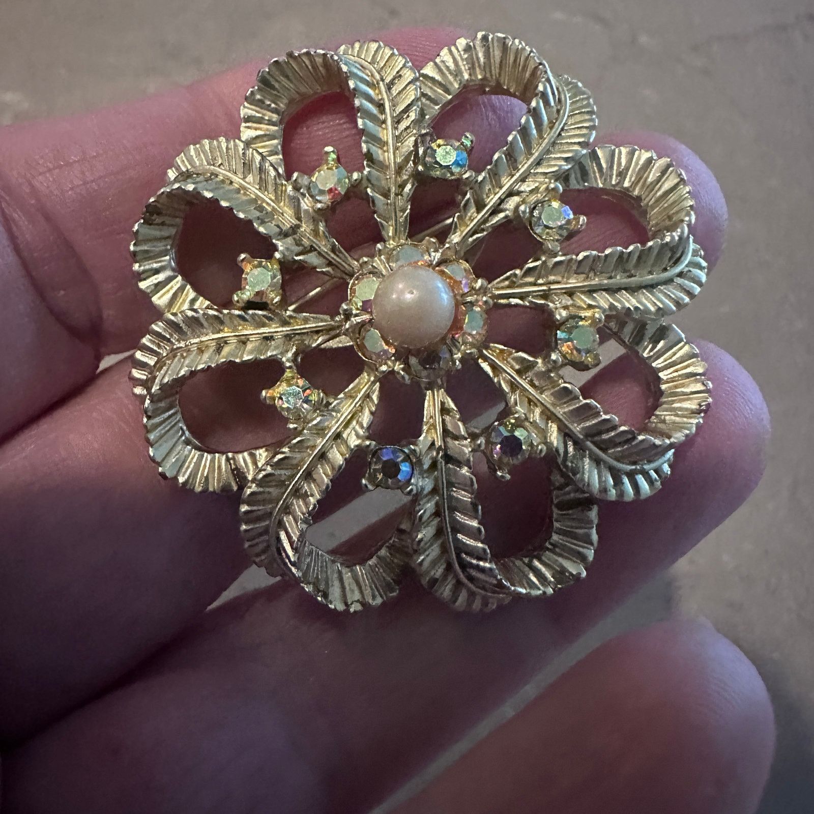 The Unbranded Brand Vintage Gold Tone Filigree Flower Brooch Size ONE SIZE - 2 Thumbnail