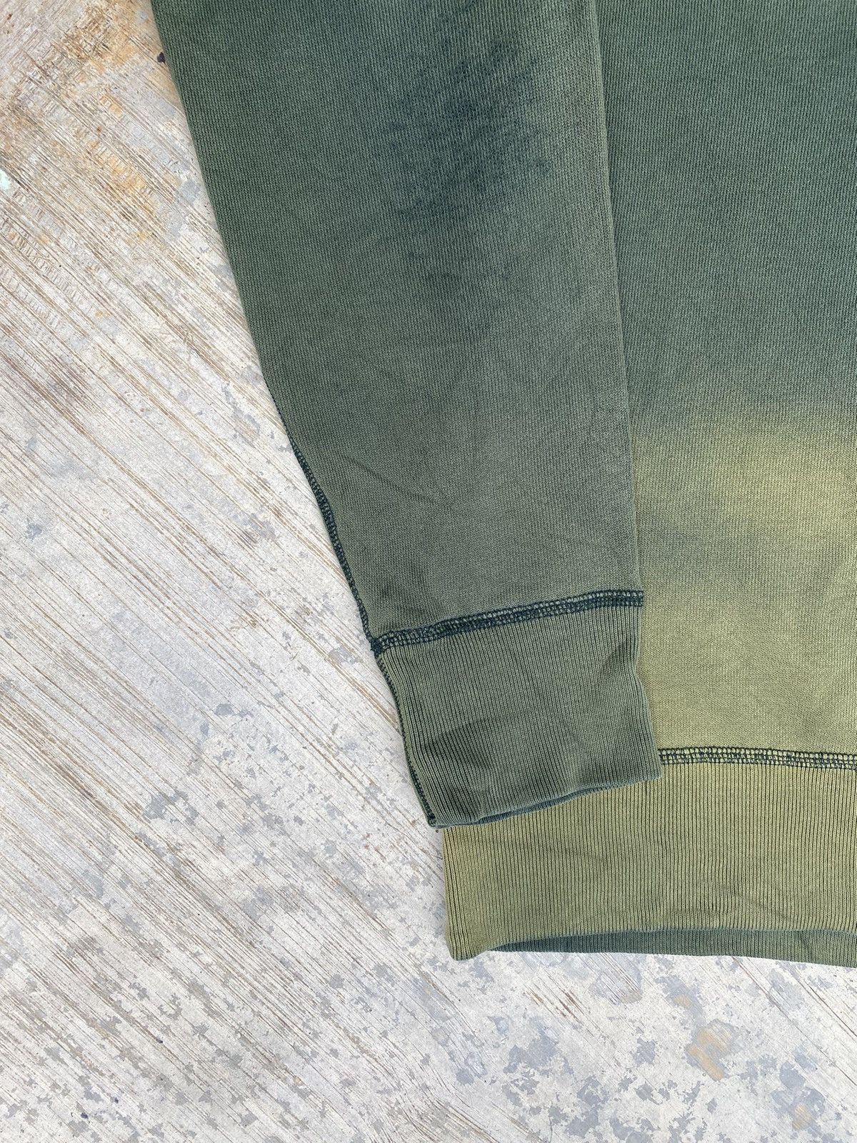 Uniqlo Distressed Uniqlo Sun Faded Crewneck Size US L / EU 52-54 / 3 - 7 Thumbnail