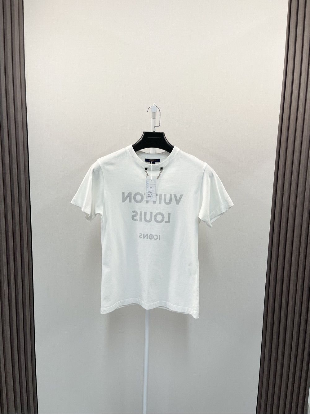 Louis Vuitton Louis Vuitton Chain Detail Logo T-Shirt Size XS Size XS / US 0-2 / IT 36-38 - 1 Thumbnail