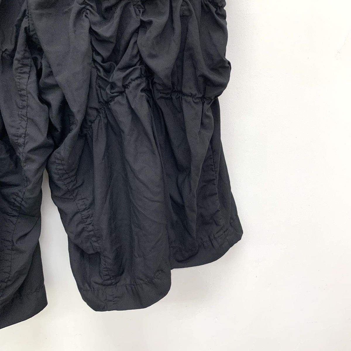 Comme des Garcons Comme des Garçons Black Bubble Pleated Casual Shorts K26WX Size 28" / US 6 / IT 42 - 4 Thumbnail