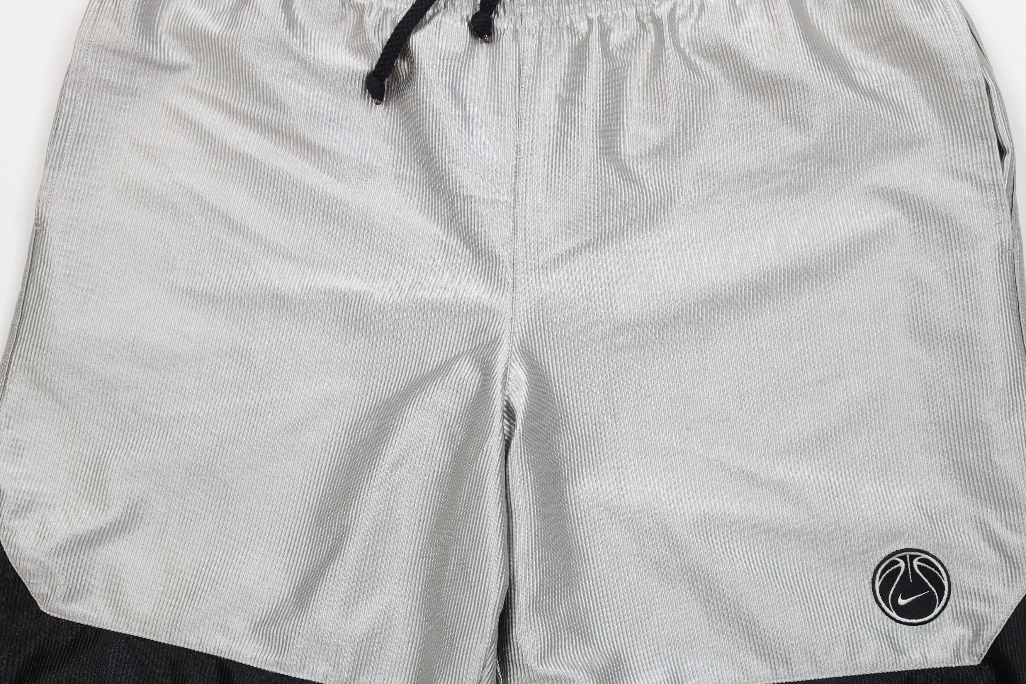 Nike Vintage 90s Y2K Nike Mini Swoosh Dazzle Basketball Shorts Size US 32 / EU 48 - 3 Thumbnail