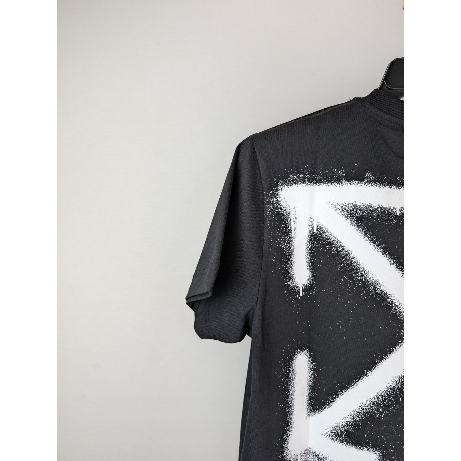 Off-White o1rshd1 Spray Can Arrow Slim S/S T-Shirt in Black Size US M / EU 48-50 / 2 - 14 Thumbnail