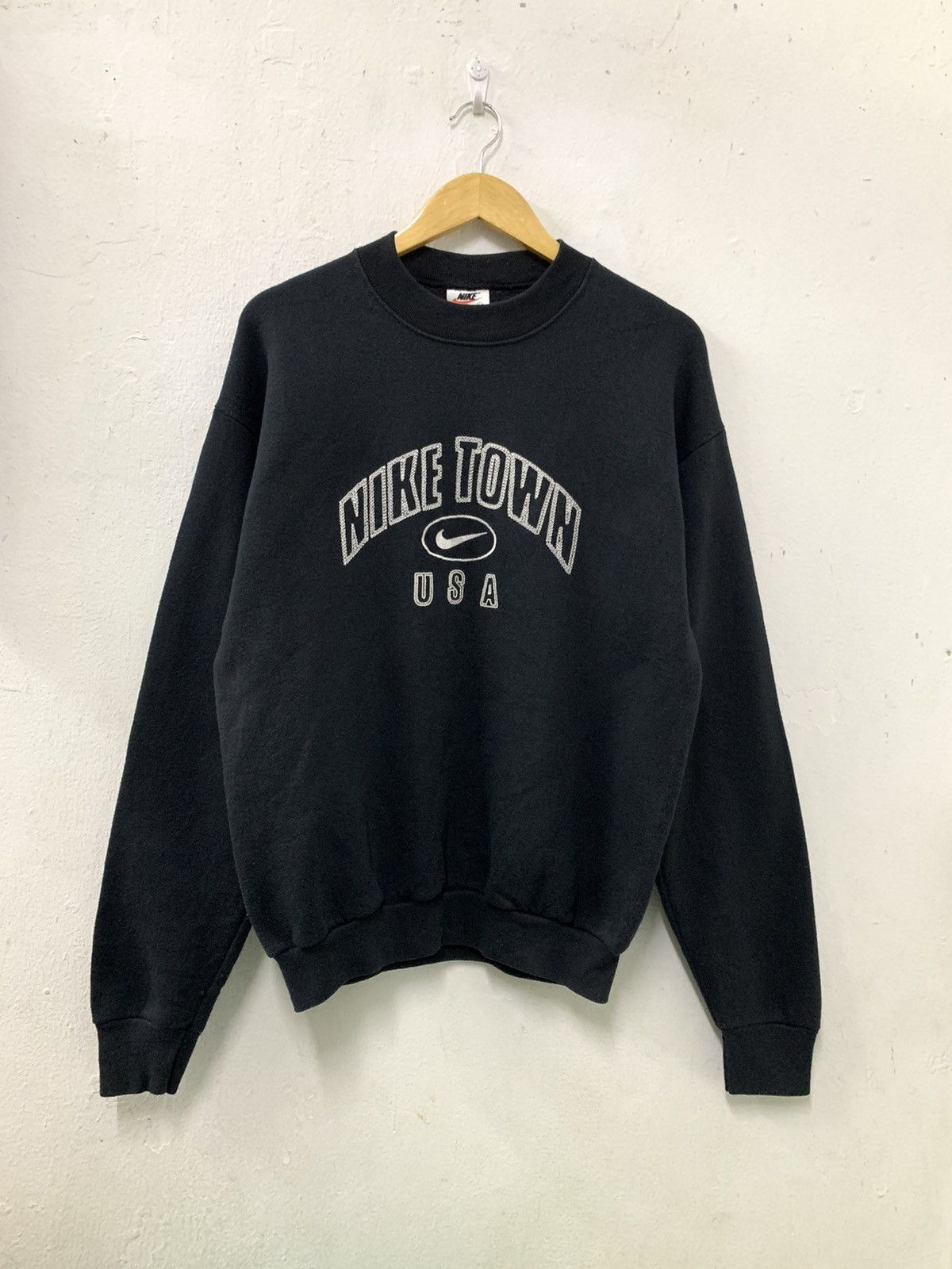 image of Nike Town Usa 90's Embroidery Logo in Black, Men's (Size Large)