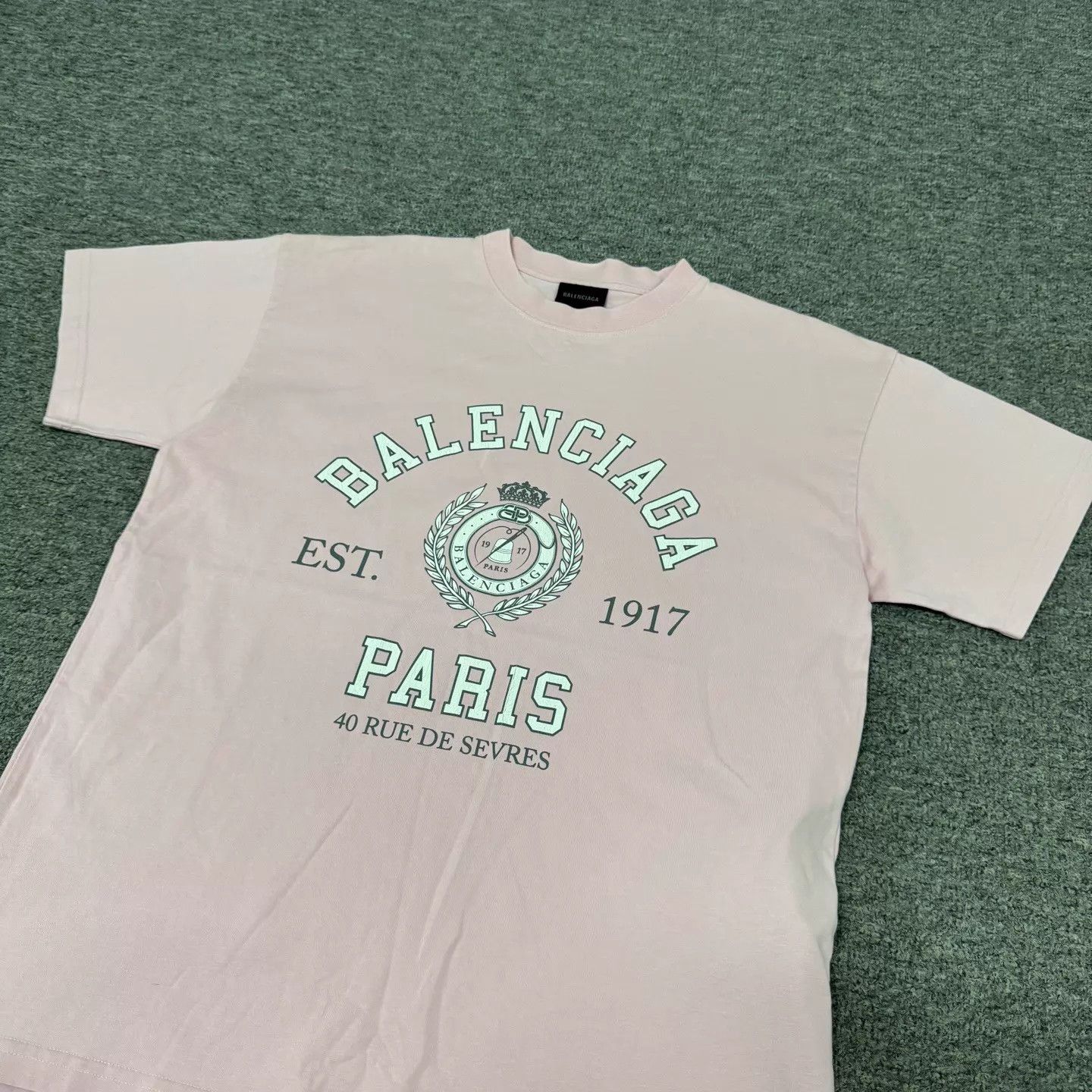 Balenciaga Balenciaga Pink Preppy Badge Print SS Tee XS 99N Size XS / US 0-2 / IT 36-38 - 3 Thumbnail