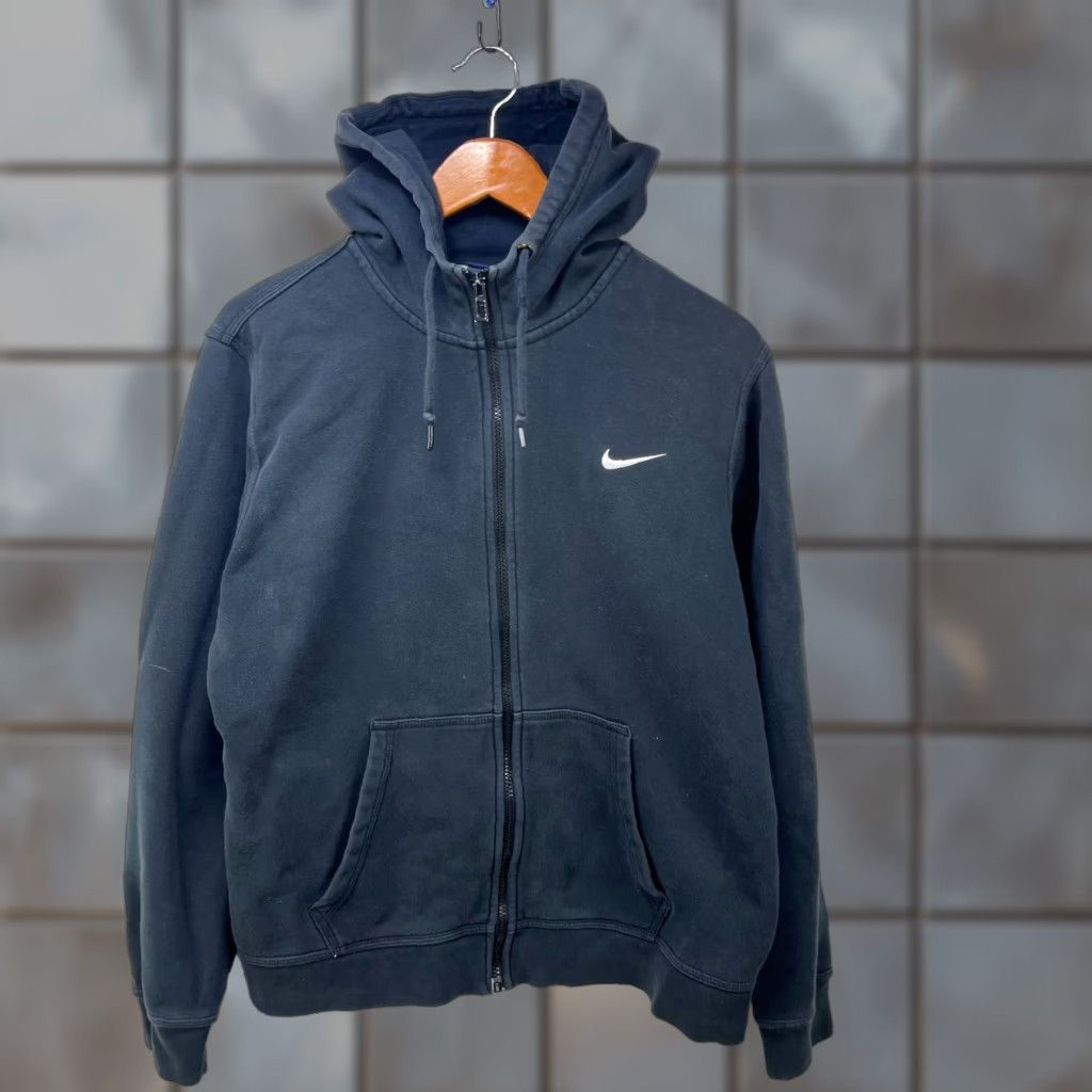 Nike VINTAGE Nike Hoodie Zip Up Black L Mens Nike Sportswear 90s Outdoor Sports Full Zip Hooded Size US L / EU 52-54 / 3 - 1 Thumbnail