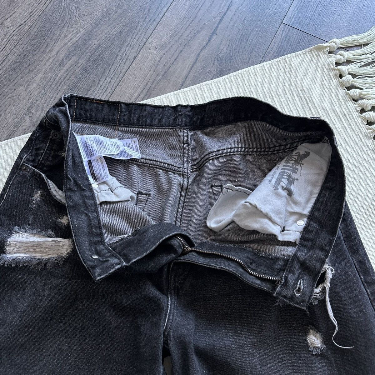 Levi's Levis 569 Loose Straight Distressed Black Jean Shorts Size US 33 - 2 Thumbnail