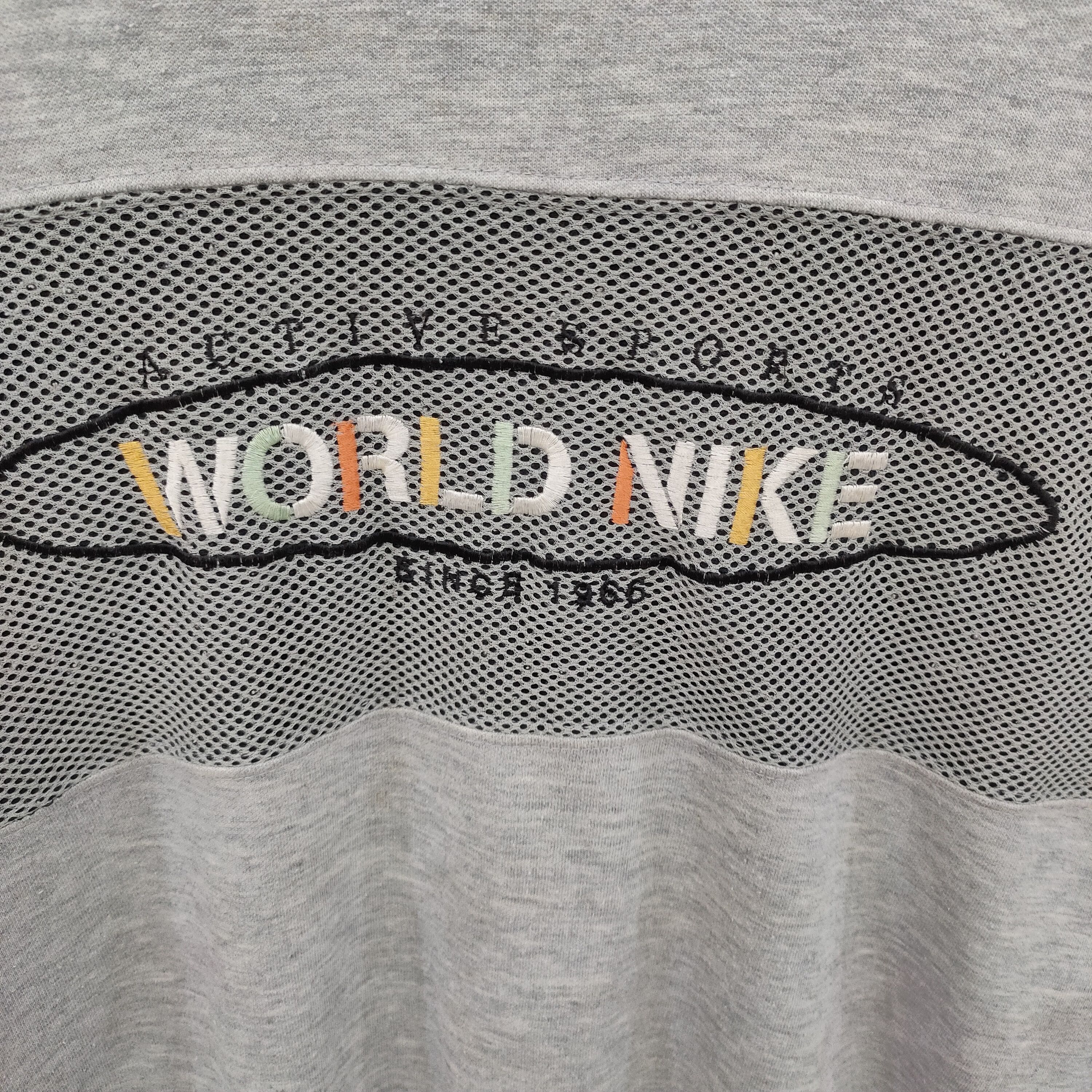 Vintage Vintage Nike World Mesh Panel Crewneck Athletic Streetwear Size US L / EU 52-54 / 3 - 5 Thumbnail
