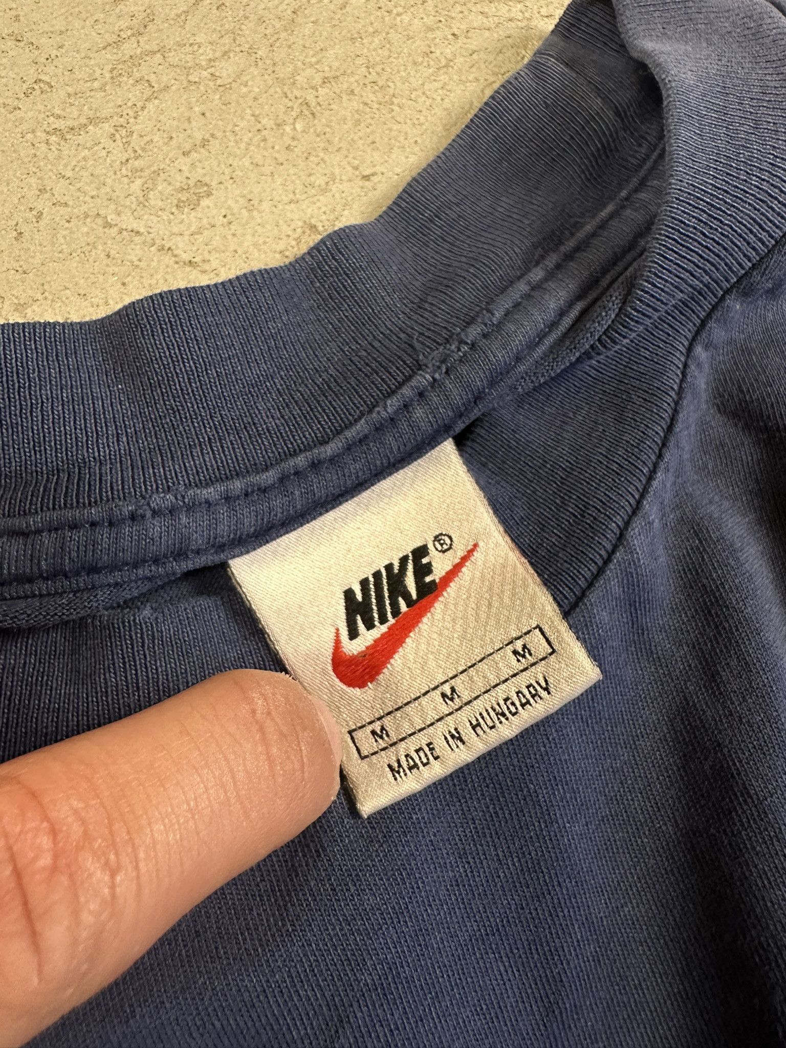 Nike 90s Vintage Nike Berlin T-shirt Size US L / EU 52-54 / 3 - 7 Thumbnail