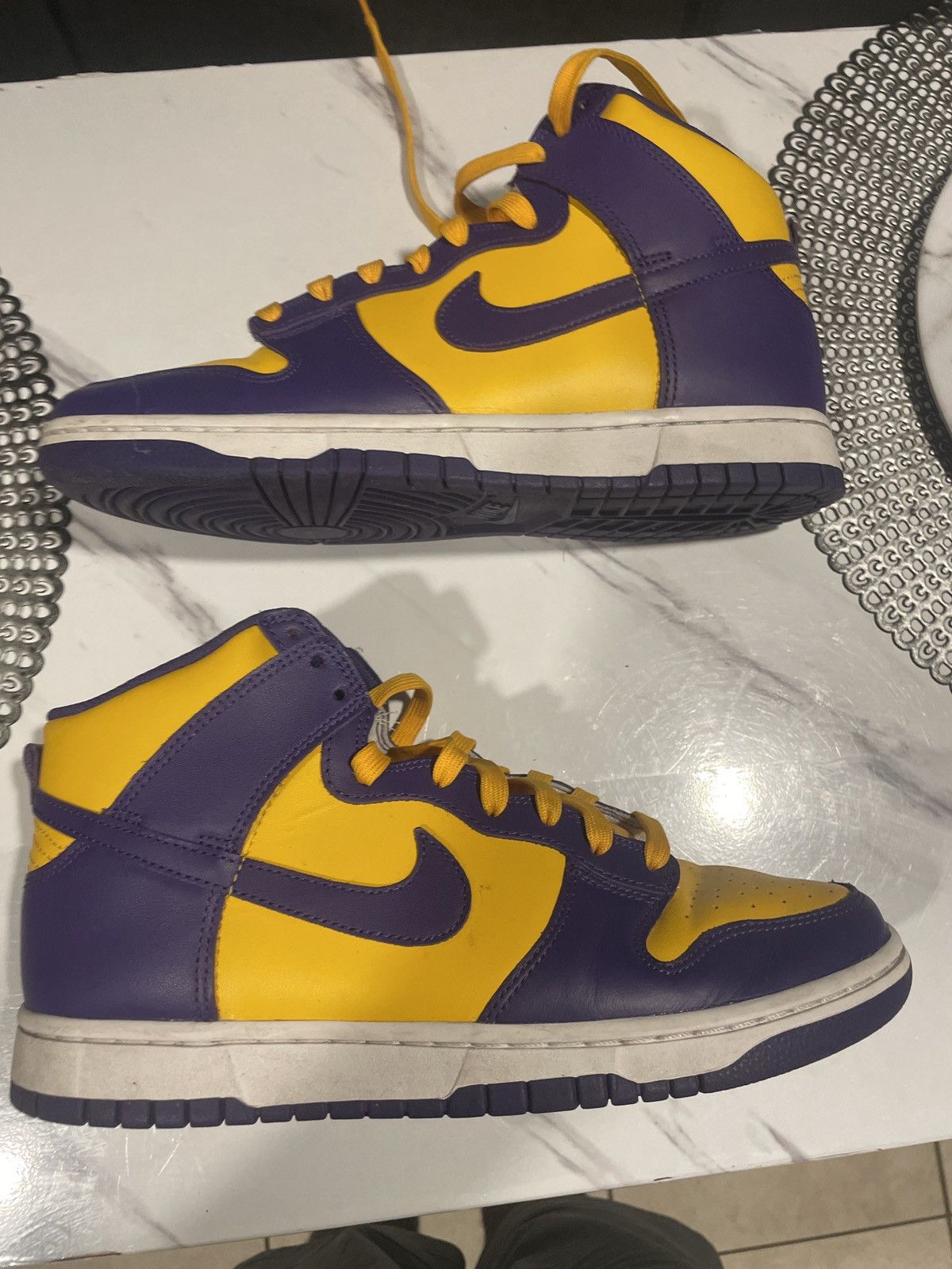 Jordan Brand Lakers Jordan 1 mid Size US 9 / EU 42 - 2 Thumbnail