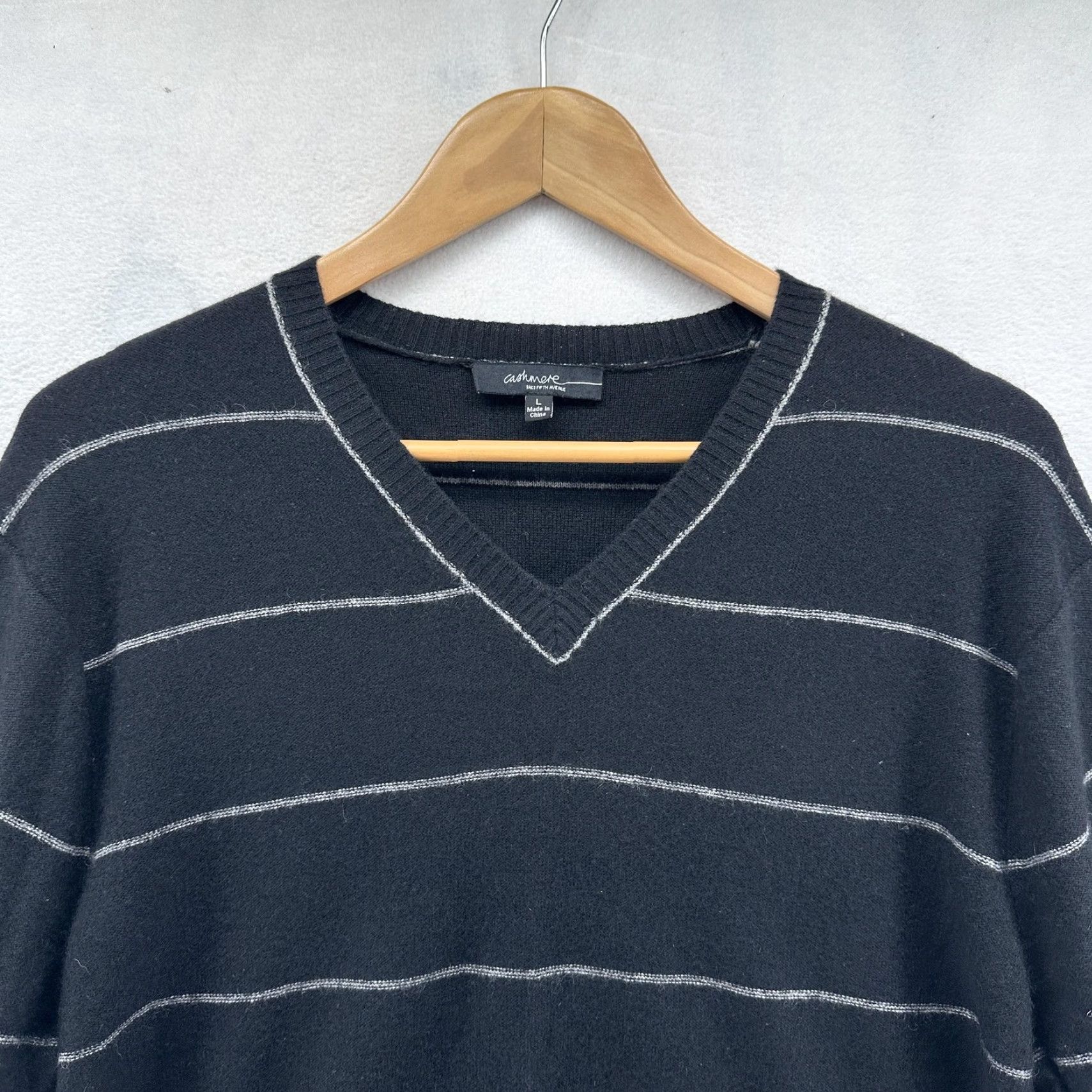 Saks Fifth Avenue Saks Fifth Avenue Cashmere Sweater Mens Large Black Striped V Neck Knit Pullover Size US L / EU 52-54 / 3 - 2 Thumbnail
